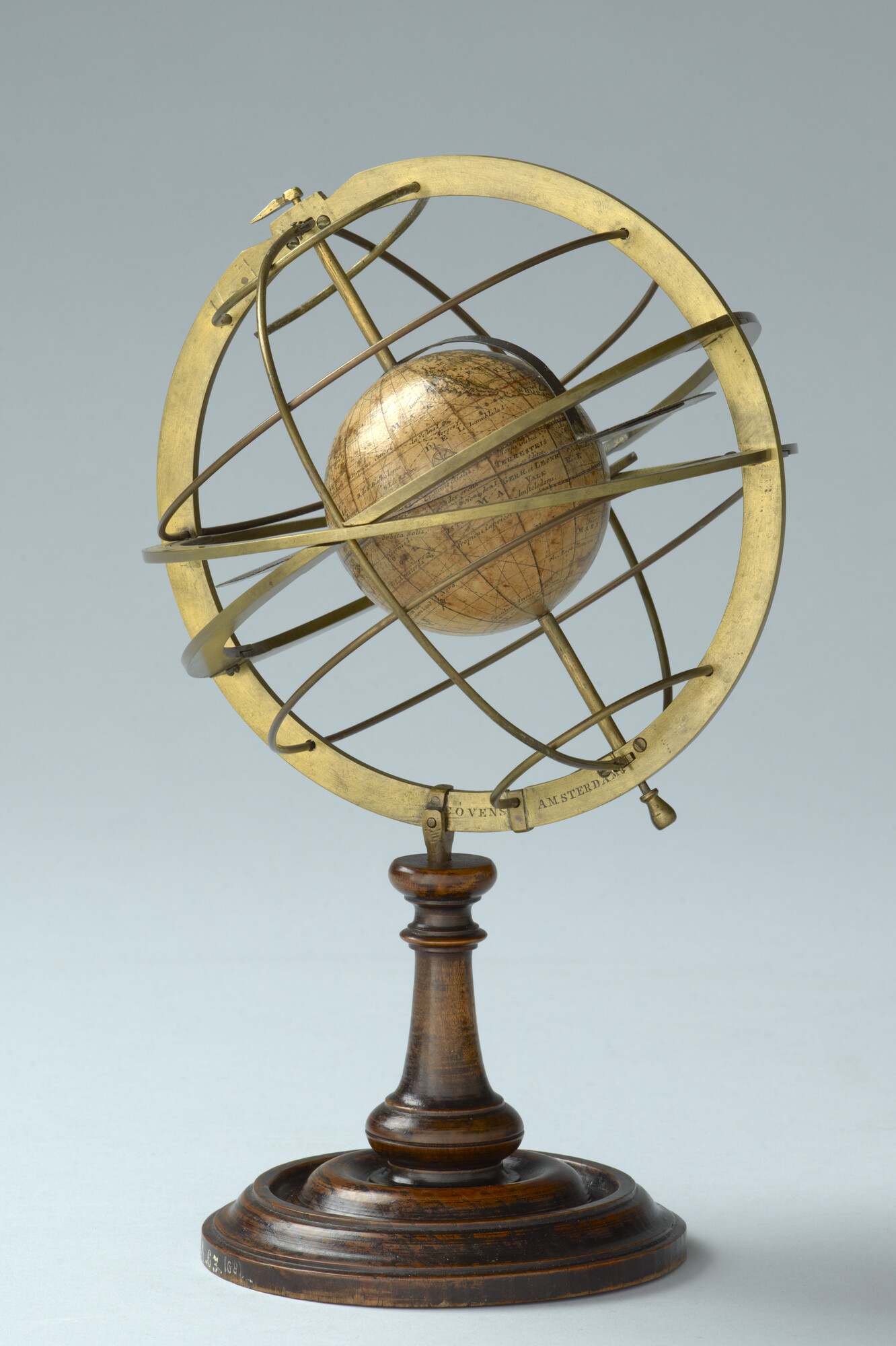 A.0063(01); Armillarsfeer van Cornelis Covens, ca. 1800, met aardglobe van 7,75 cm door Gerhard en Leonard Valk, Amsterdam, 1715-1728; armillairsfeer
