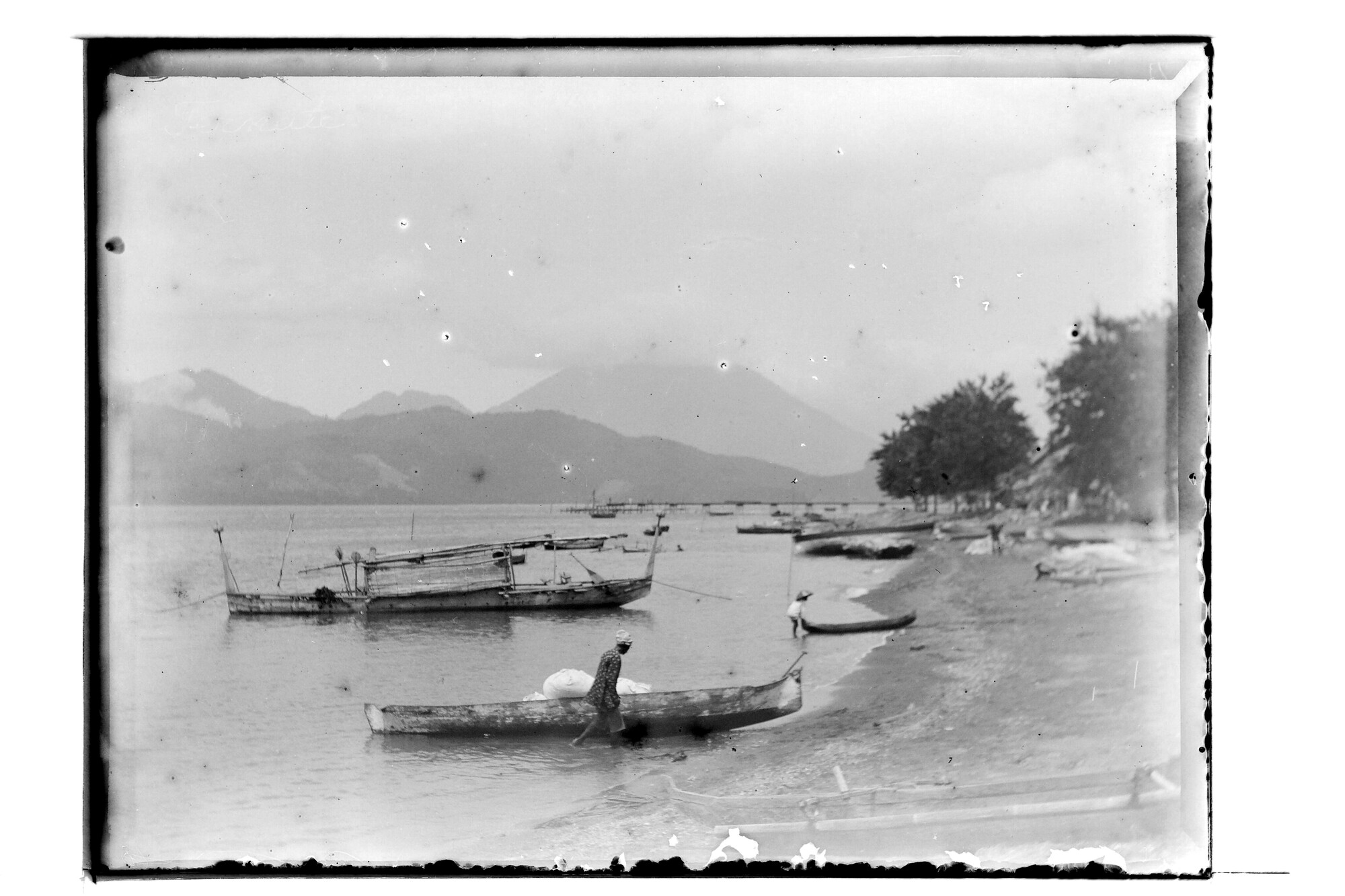S.3319(186)a; Strand met prauwen te Ternate; negatief