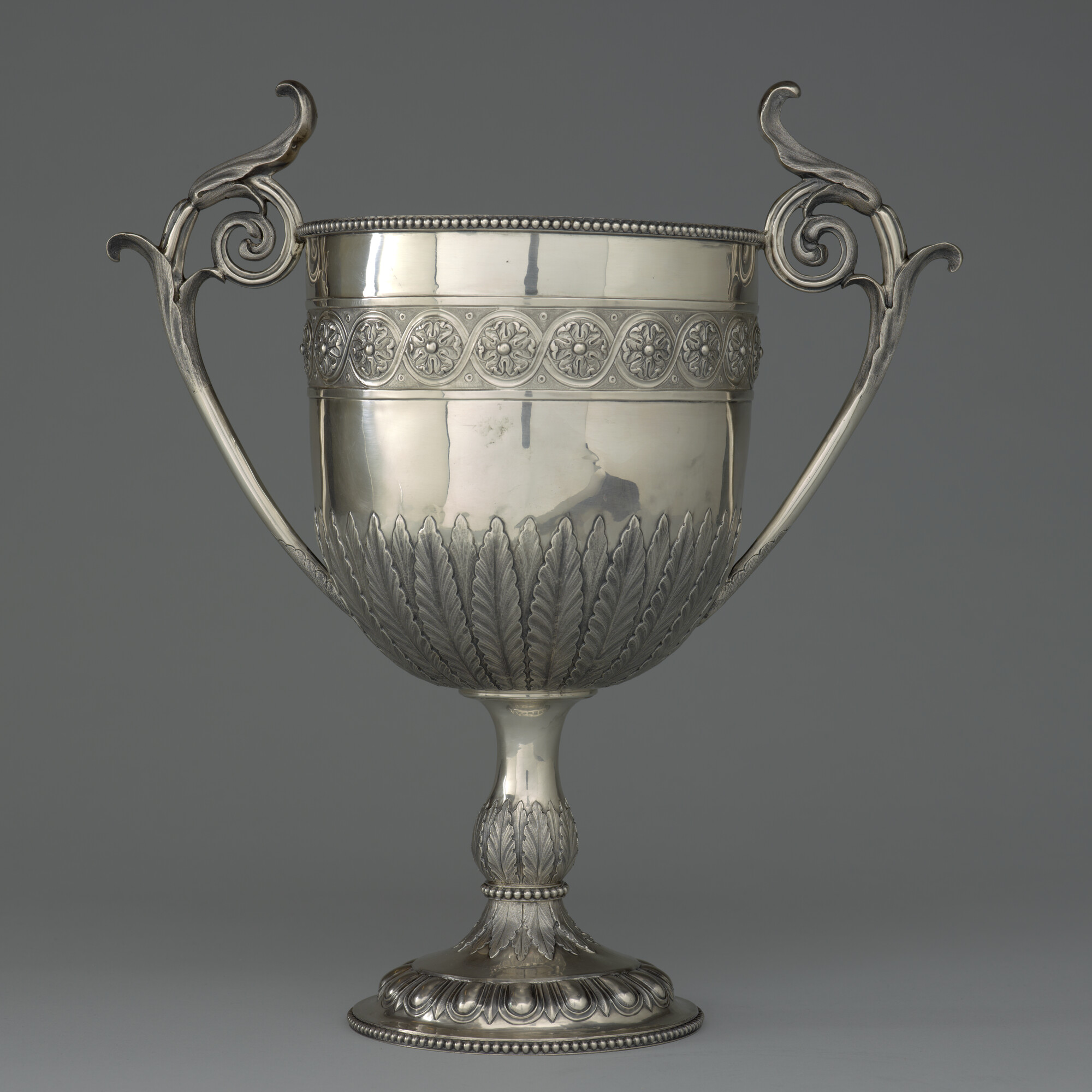 S.0090(01); Zilveren bokaal op hoge voet met twee handgrepen; trofee (prijs)