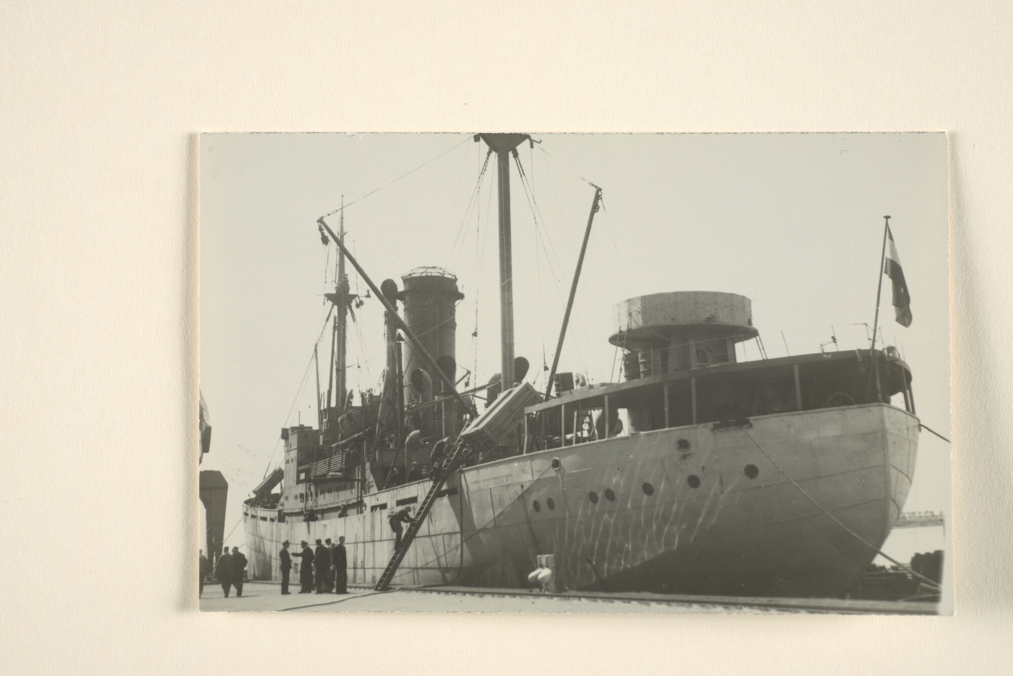 1995.6957; Het vrachtschip ss. Titus van de KNSM ligt afgemeerd in aan de kade in de haven van Amsterdam; foto
