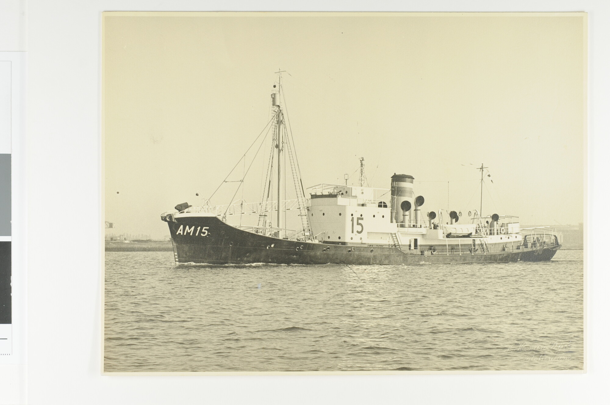 S.6861(03) [nr 0002]; De walvisjager ss. 'Maj Vinke' (AM 15) van de NV; foto