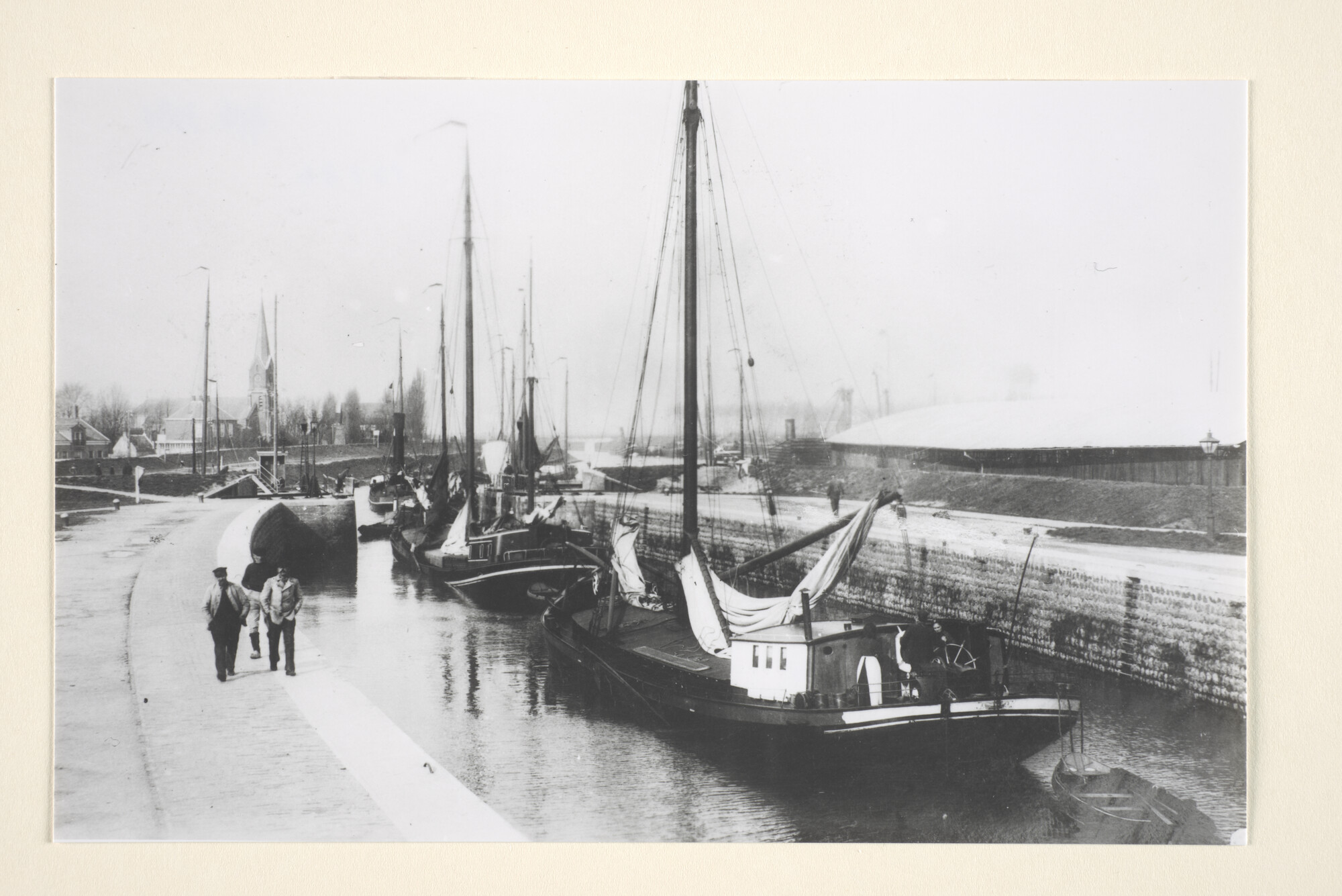 1996.3384; Haven en sluis van Hansweert, met twee gesleepte klippers bij het verlaten [...]; foto