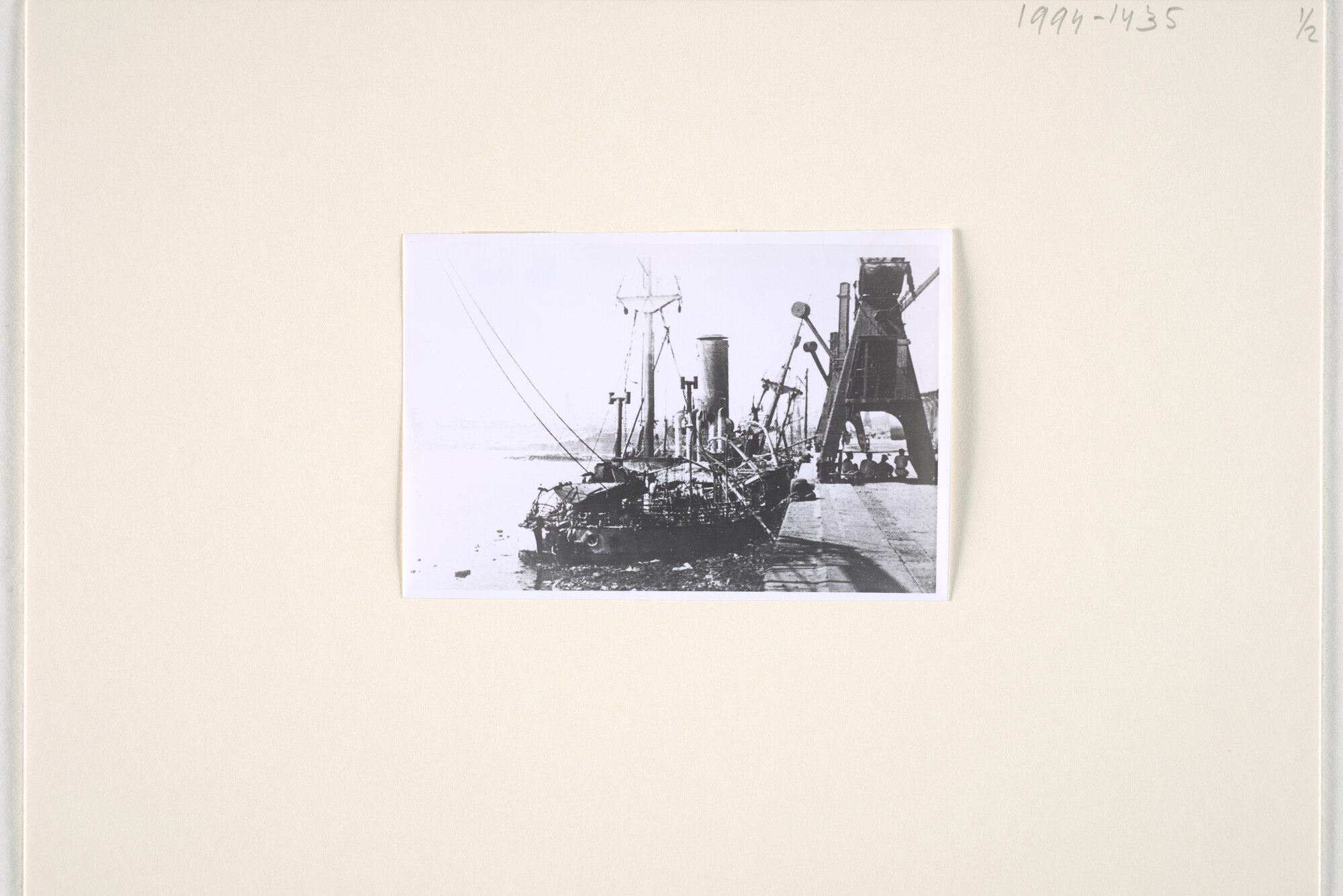 1994.1435; Fotos van het op 14 april 1944 zwaar beschadigde en gezonken wrak van het ss. Generaal van der Heyden; fotoreportage