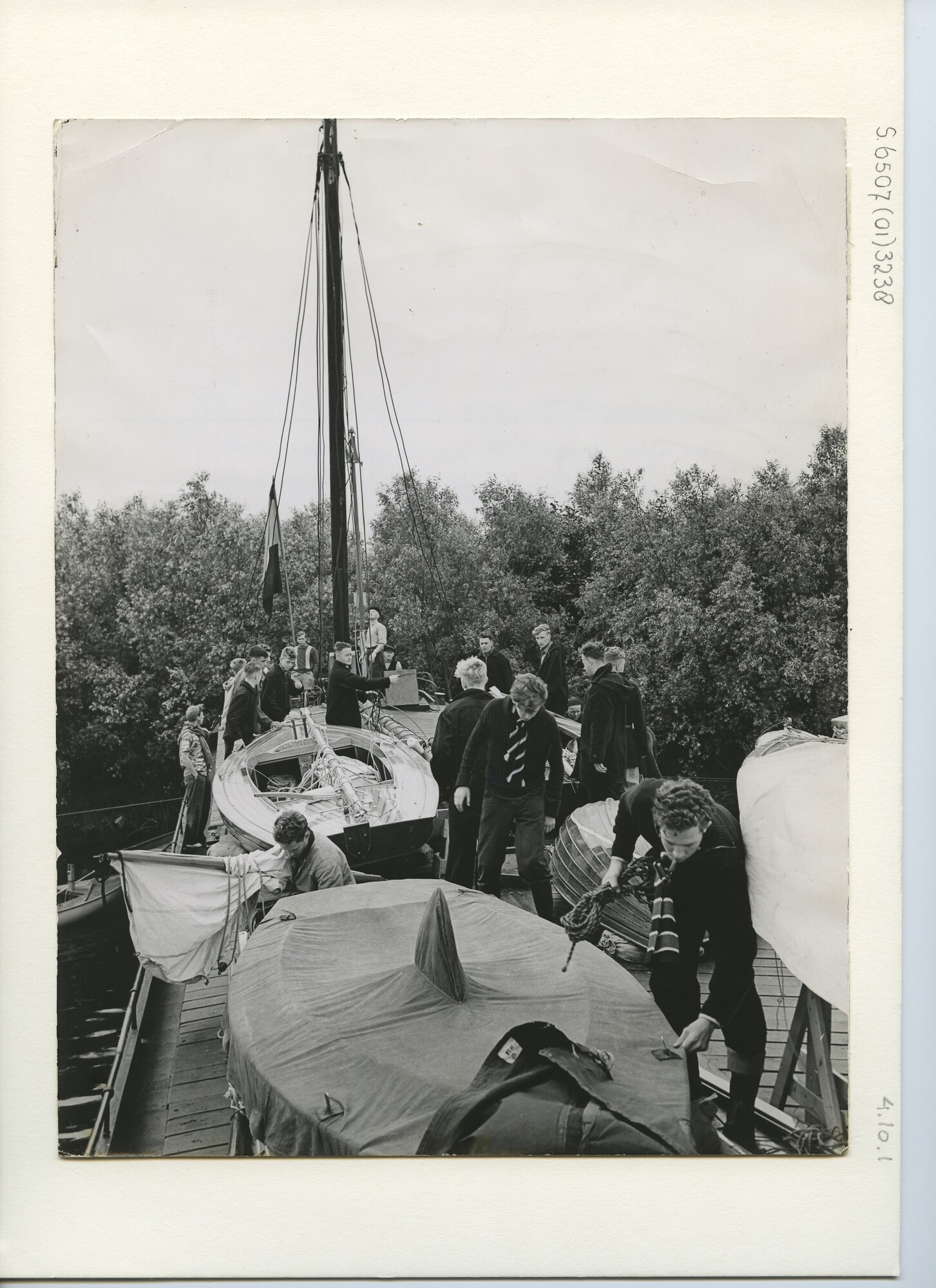 S.6507(01)3238; Een binnenvaartschip met als deklading een aantal kleine open zeilboten voor de Kaagweek; foto