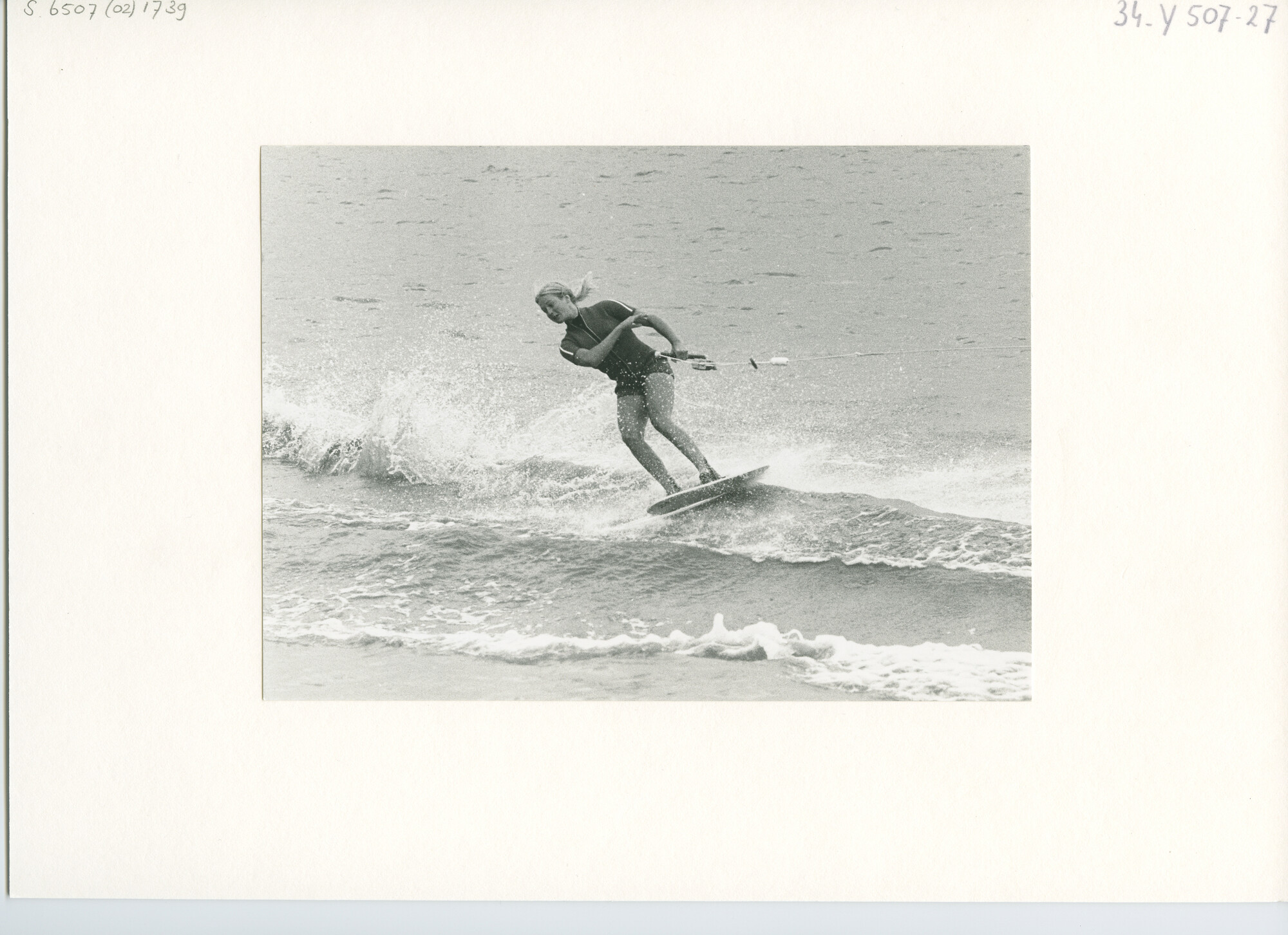 S.6507(02)1739.03; Zwart-wit foto van de Noord-Europese kampioenschappen waterskiën 1970 op de Gouwzee; foto