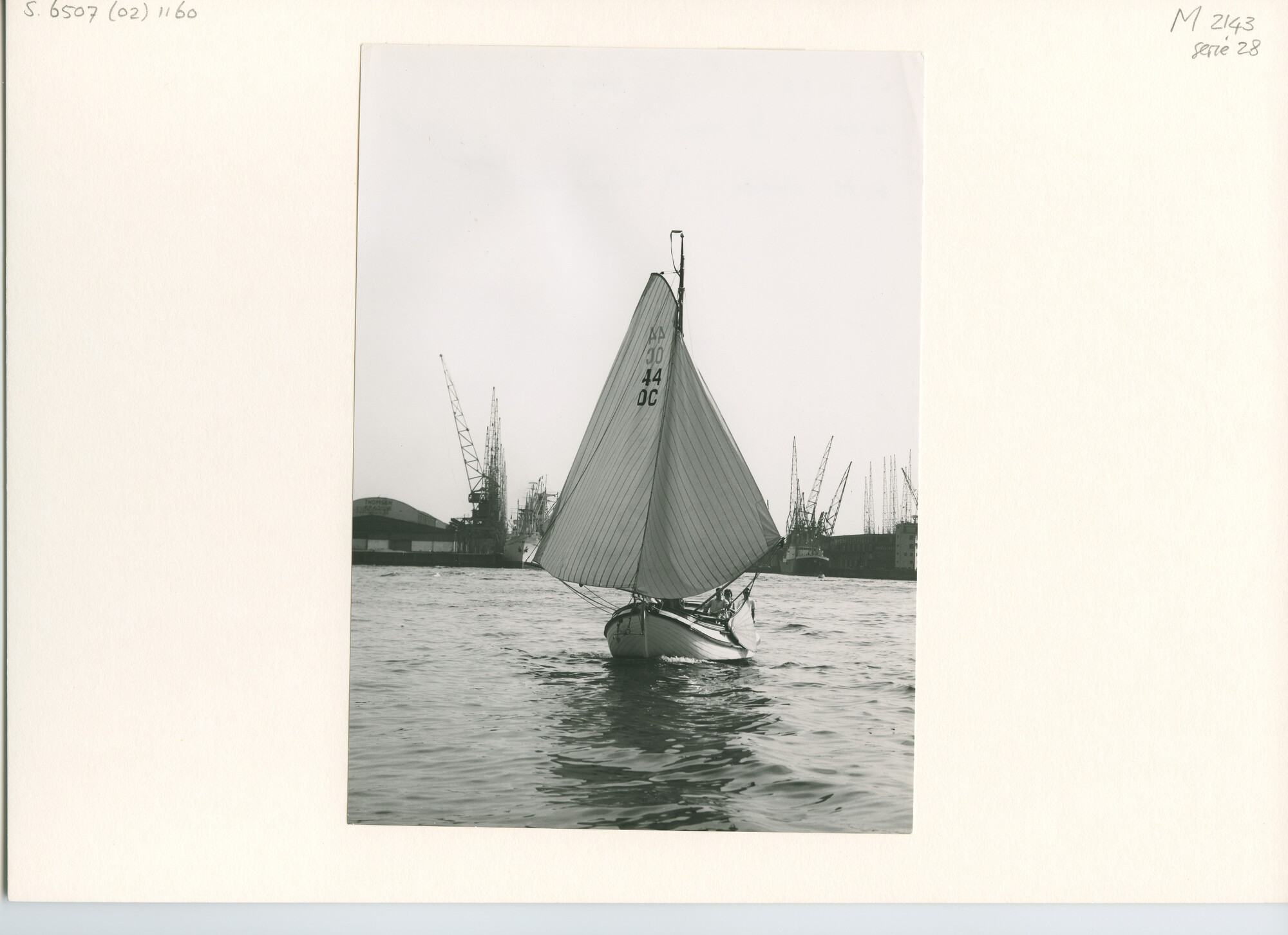 S.6507(02)1160.01; Zwart-wit foto van de boeier De Kleine Beer (44 OC) tijdens een wedstrijd; foto