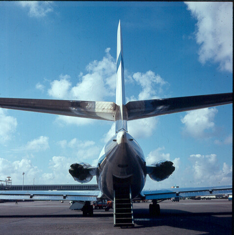 S.9100(0227); Achteraanzicht van een Caravelle op luchthaven Schiphol; diapositief