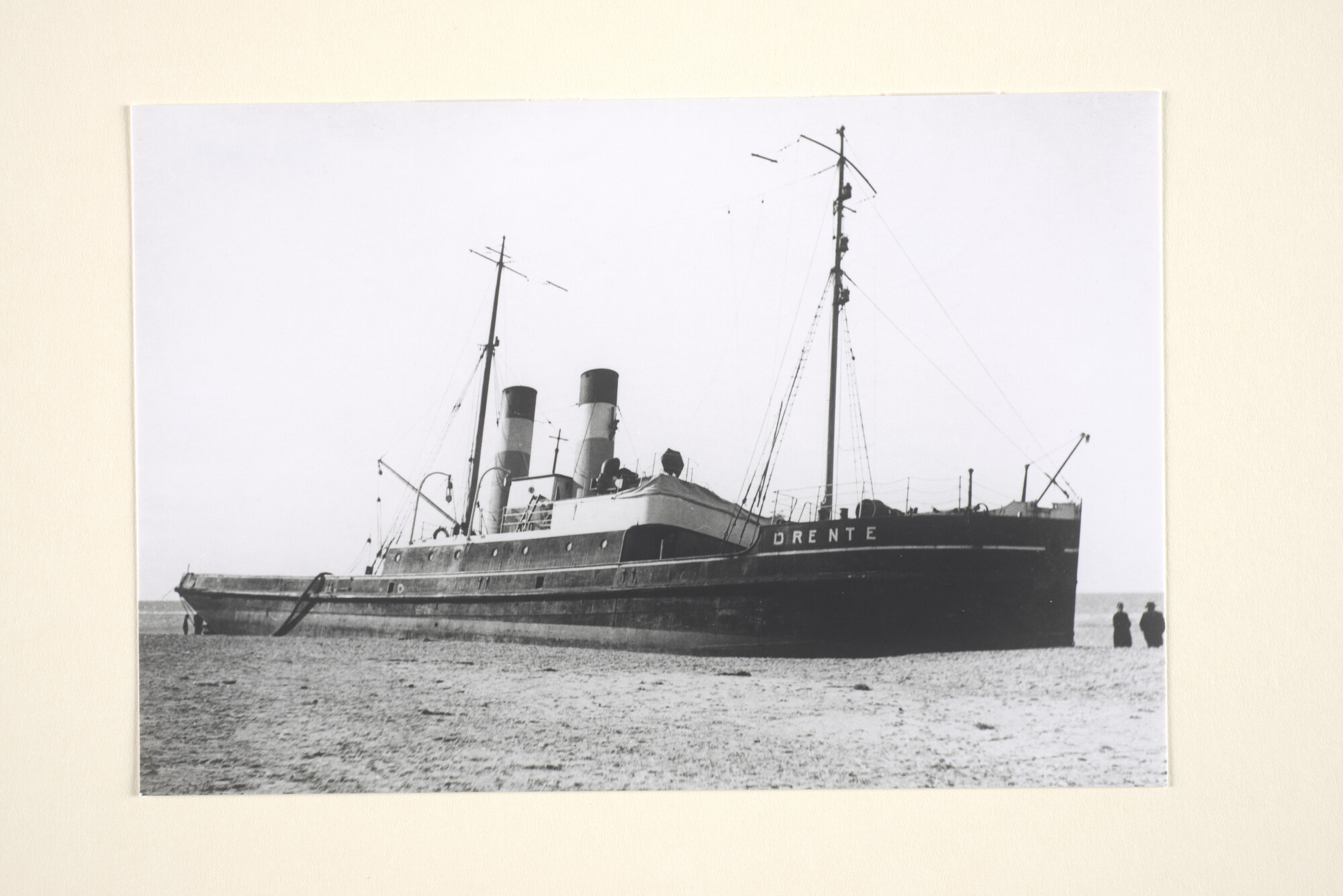 1996.3447; De stoomsleepboot Drente van Bureau Wijsmuller ligt op het strand van [...]; foto