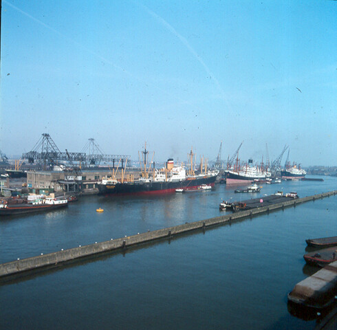S.9100(7932); Havengezicht te Amsterdam (Borneokade); diapositief