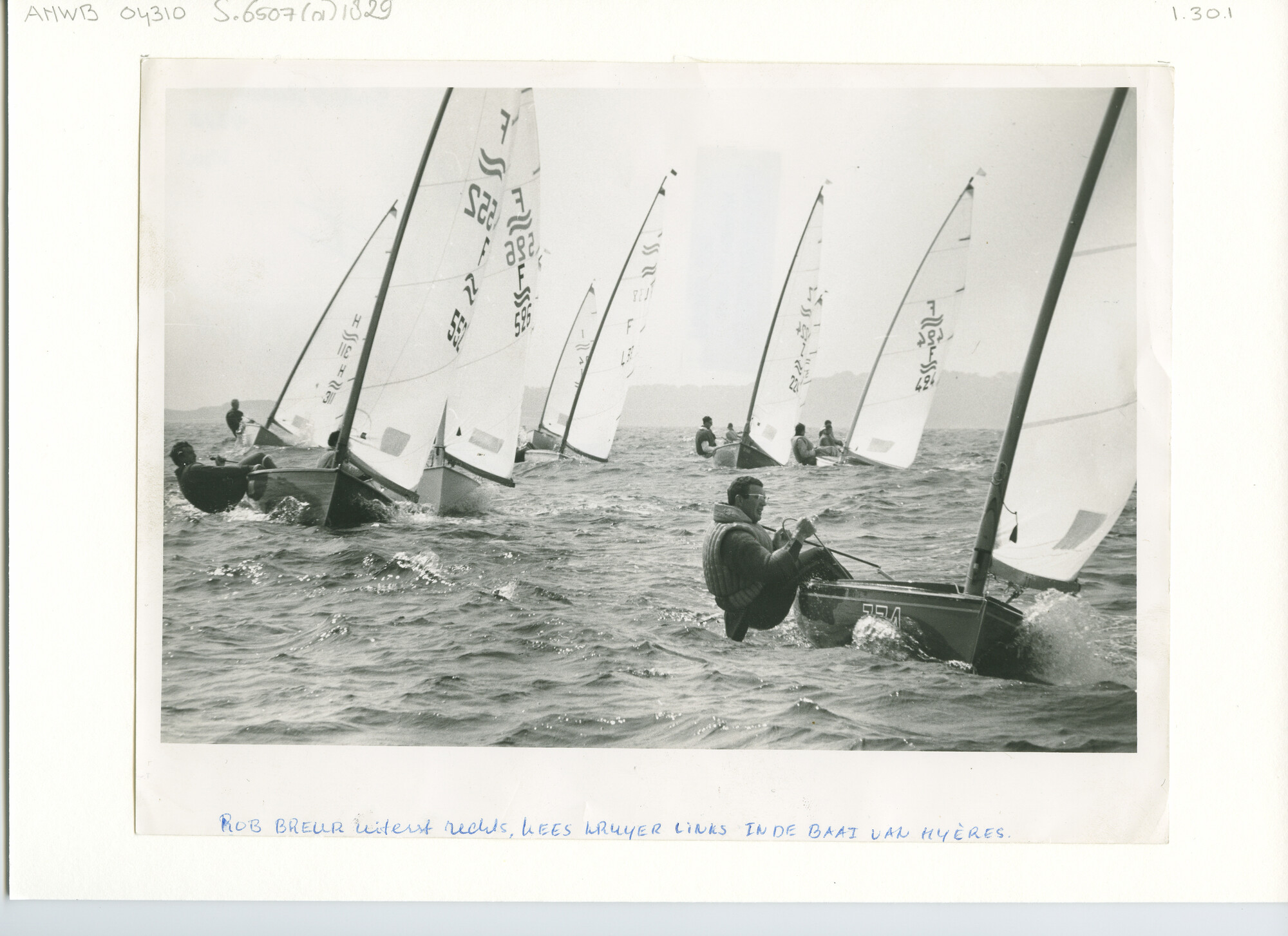 S.6507(01)1829; Foto van Rob Breur uiterst rechts, Kees Kruyer links in de baai van HyÃ¨res.; foto