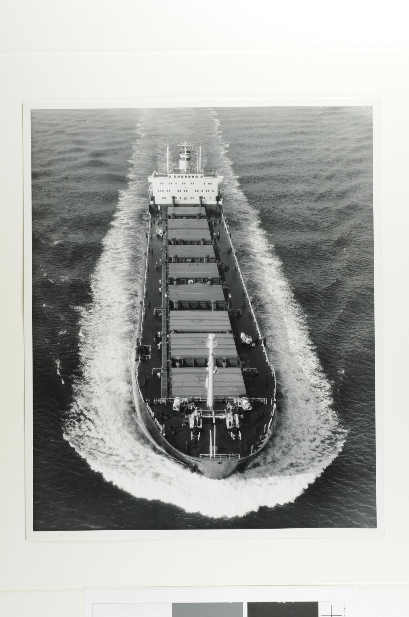 S.7032(047); Luchtfoto van de bulk-carrier ms. 'Farmsum' (of 'Britsum') van de NV; foto