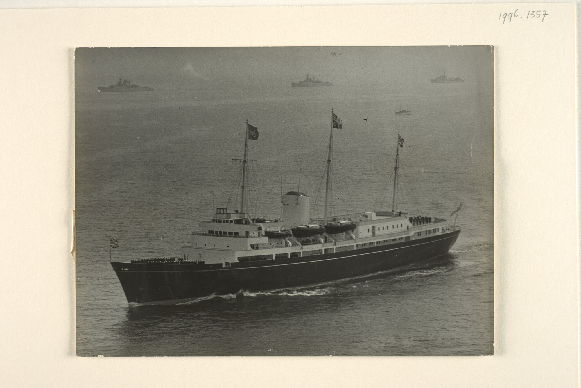 1996.1357; Luchtfoto van het Britse koninklijke jacht HMY Britannia bij terugkeer [...]; foto