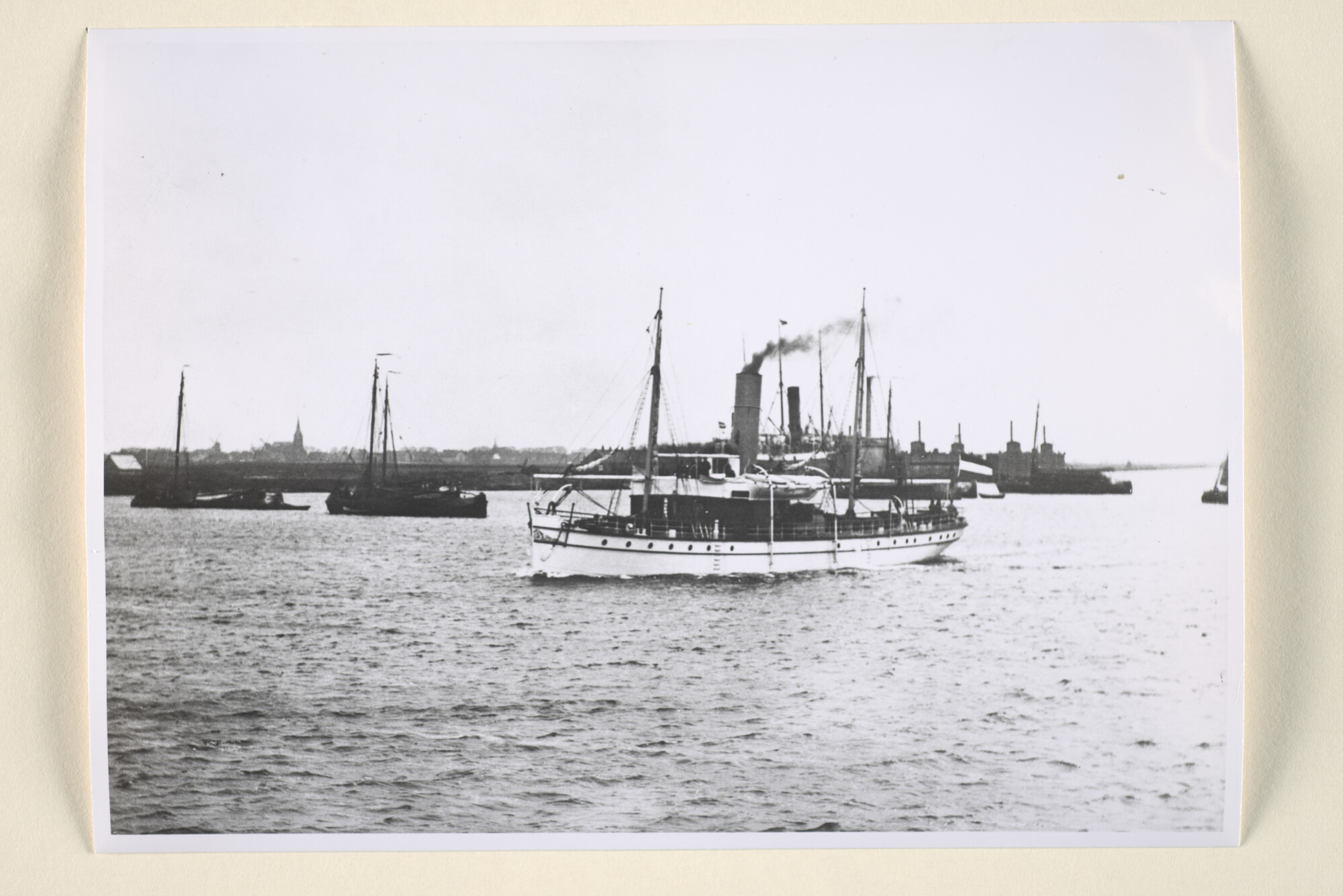 1994.7091; Het recherchevaartuig Hr.Ms. 'Dog' verlaat de haven van Amsterdam op weg naar Nederlands-Indië, 1899; foto