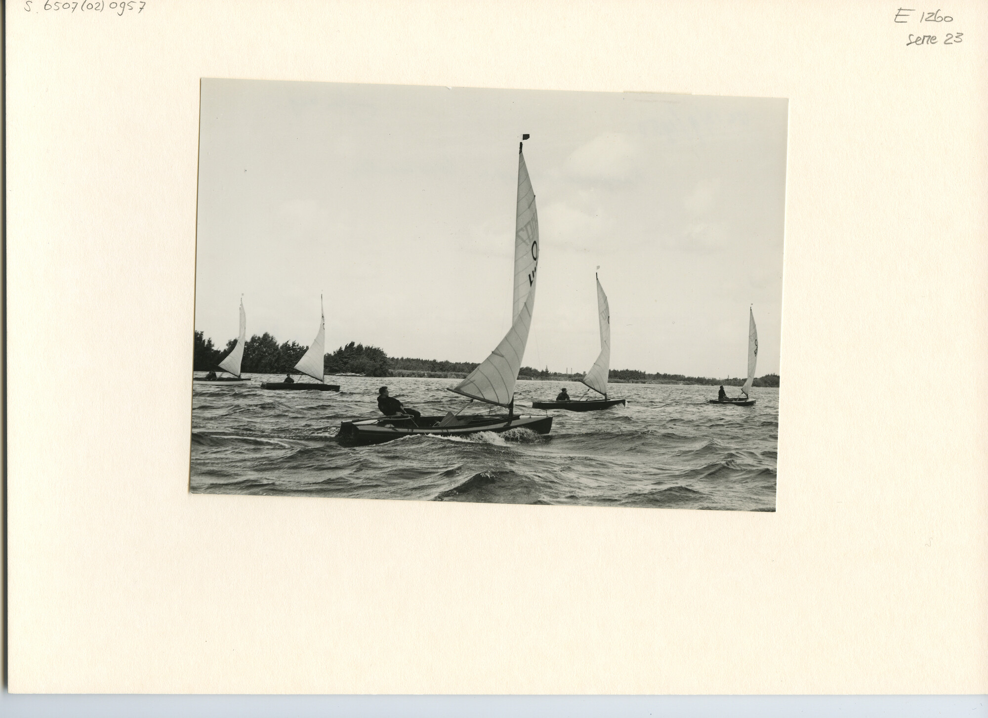 S.6507(02)0957.01; Zwart-wit foto van het Nederlands Kampioenschap 1953 in de O-jollen-klasse op de Westeinderplassen; foto