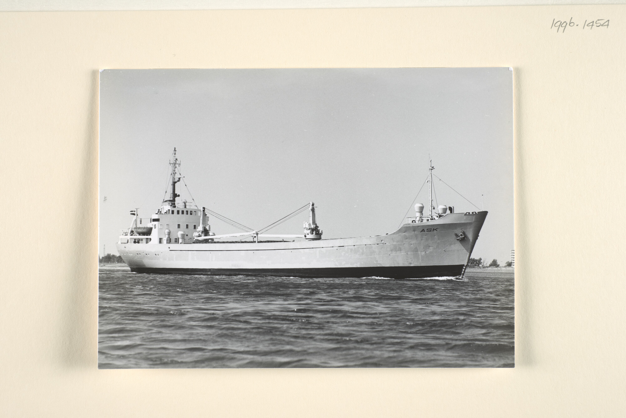 1996.1454; De coaster ms. Ask van Rederij Svea (VCK) uit Amsterdam vaart op de Nieuwe [...]; foto