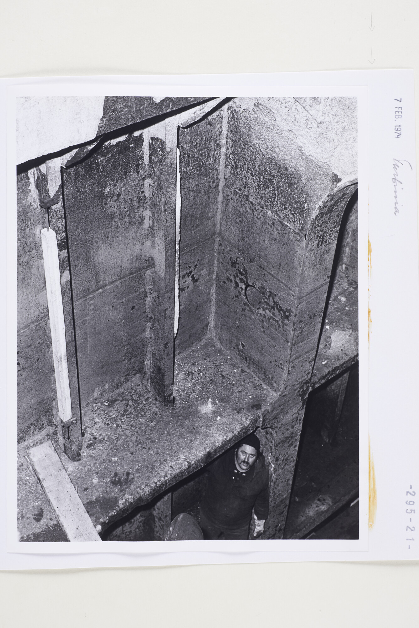 S.5444(5585)2; Foto van de Kathodische protectie in een tank van de Turbinia; foto