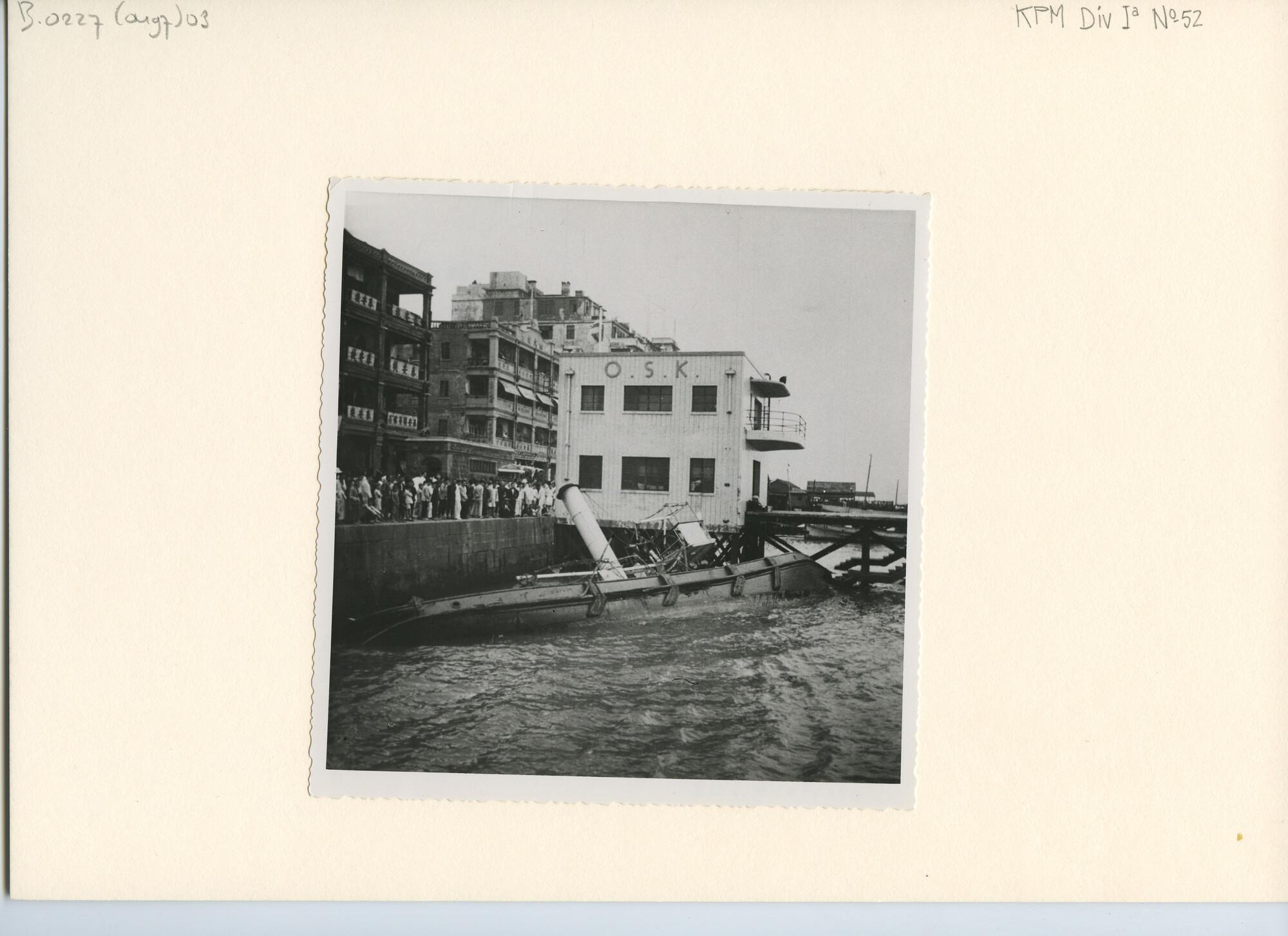 B.0227(0497)03; Typhoonramp ms. Van Heutsz: fotos van de schade aan schepen in de haven van HongKong [...]; foto