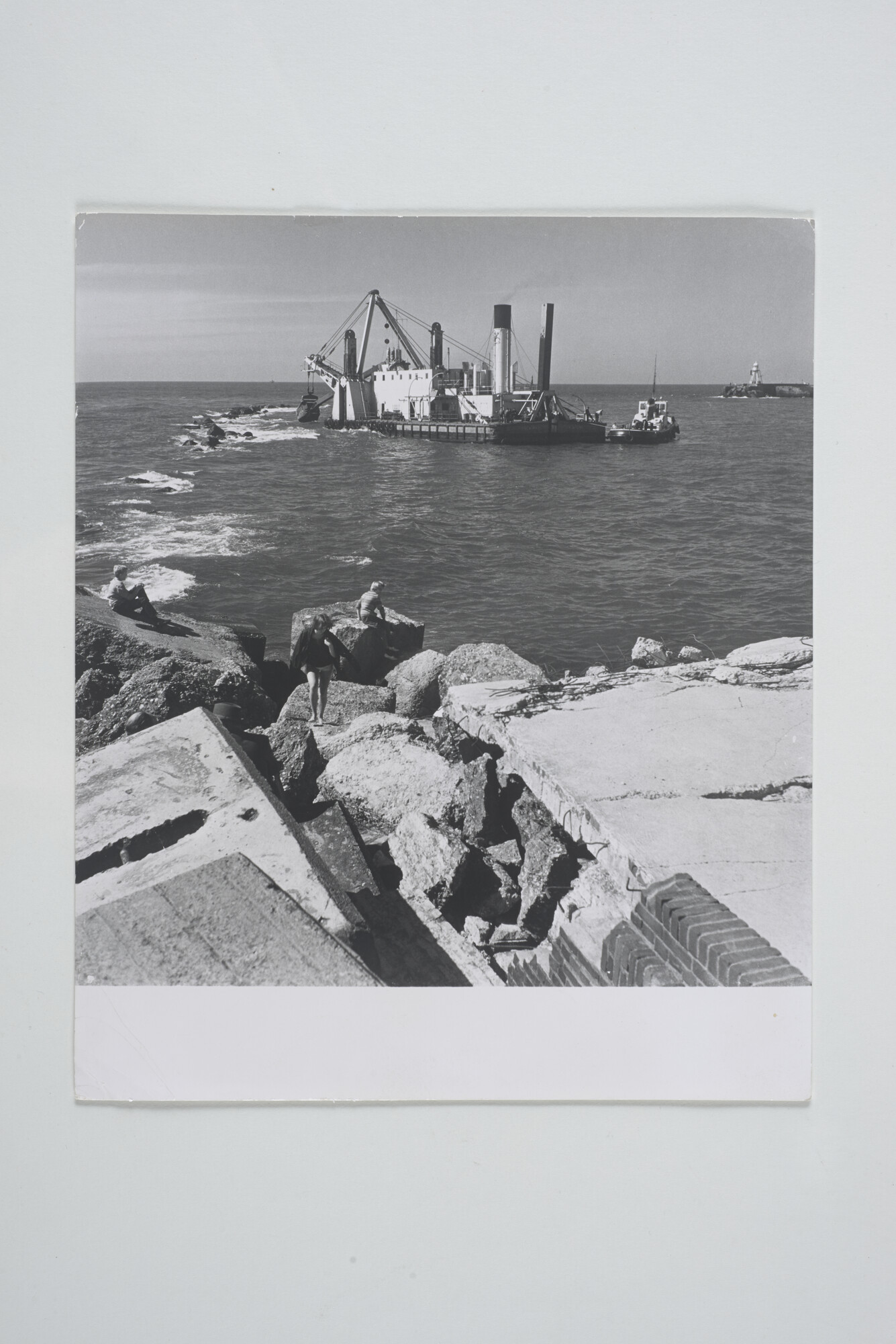 2013.0815; Foto van het Franse baggervaartuig Kala-Nag tijdens werkzaamheden aan een pier bij IJmuiden; foto