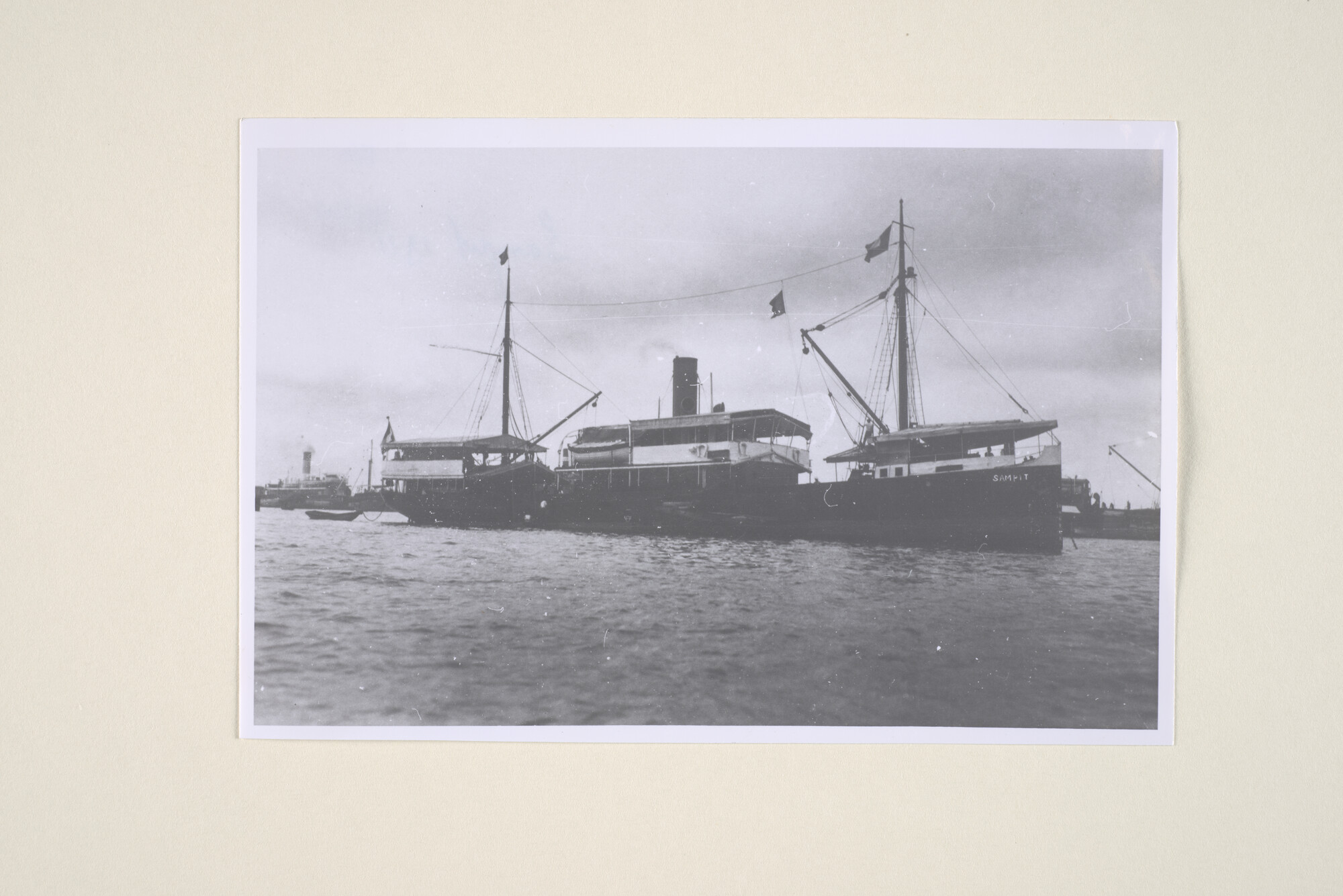 1994.1708; Het ss. 'Sampit' van de KPM voor anker op de rede van Singapore; foto