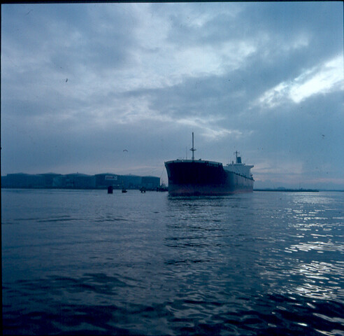 S.9100(8638); Dia van de Italiaanse bulkcarrier 'Almare Quarta' (vvoraanzicht); diapositief