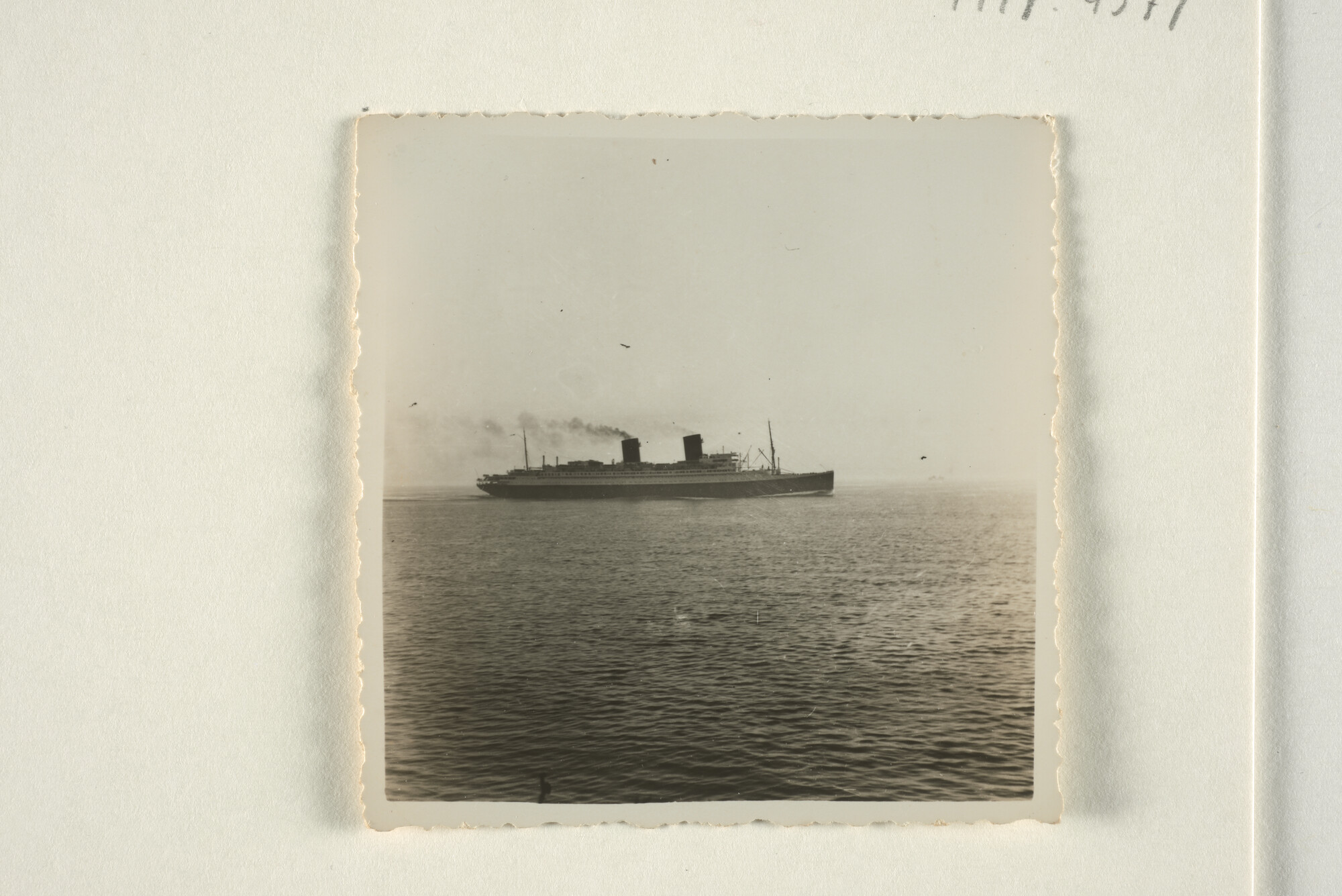1997.4579; Foto's van het vertrek uit Le Havre van het Franse passagiersschip ss. 'Ile de France' van de Compagnie Générale Transatlantique [...]; fotoreportage