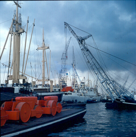 S.9100(0861); Laden van zeeschip door drijvende bok te Amsterdam; diapositief
