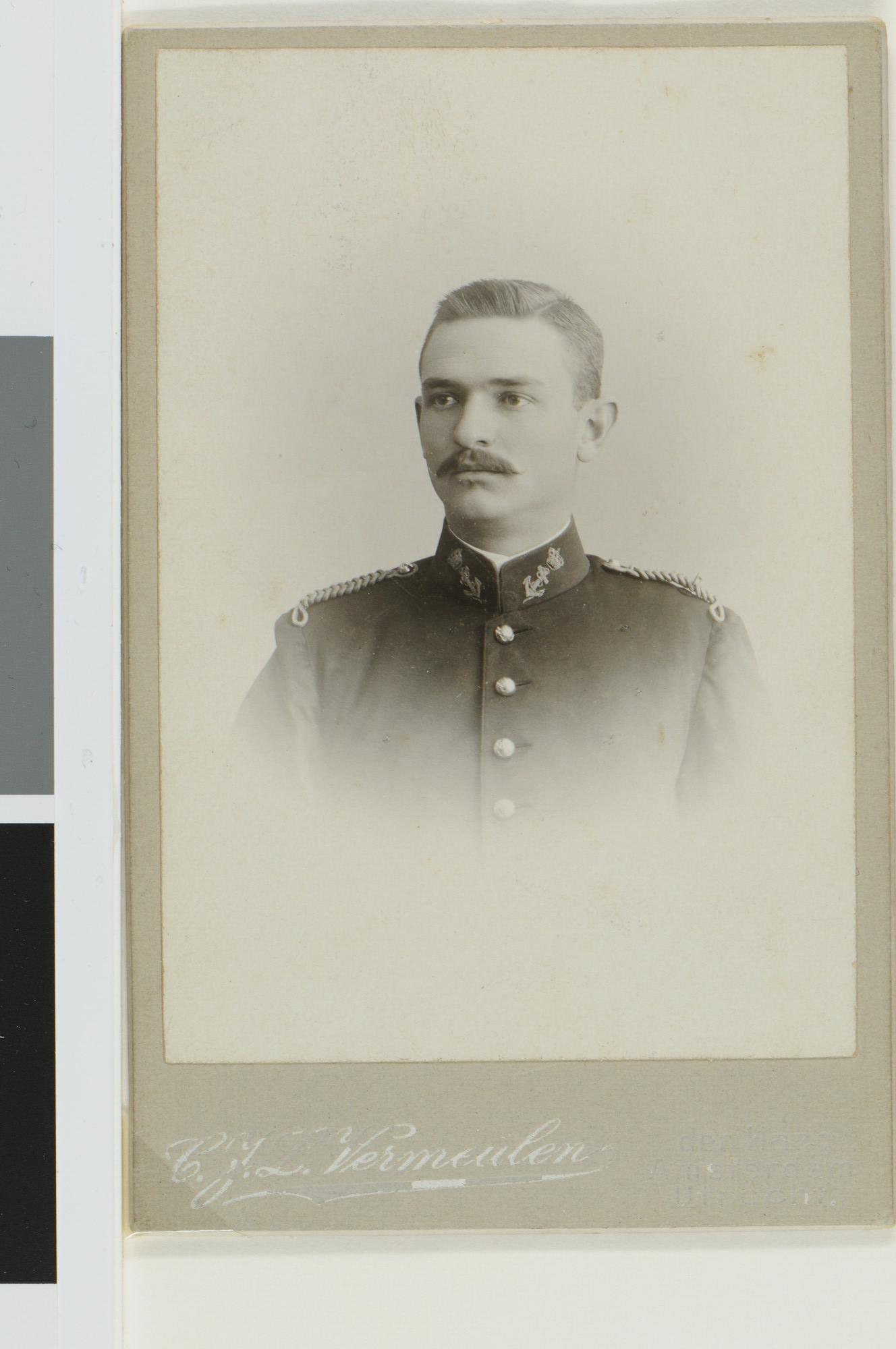 1999.1639; Portretfoto van P.J.J. Michielsen (1879 -1960), luitenant der mariniers; foto