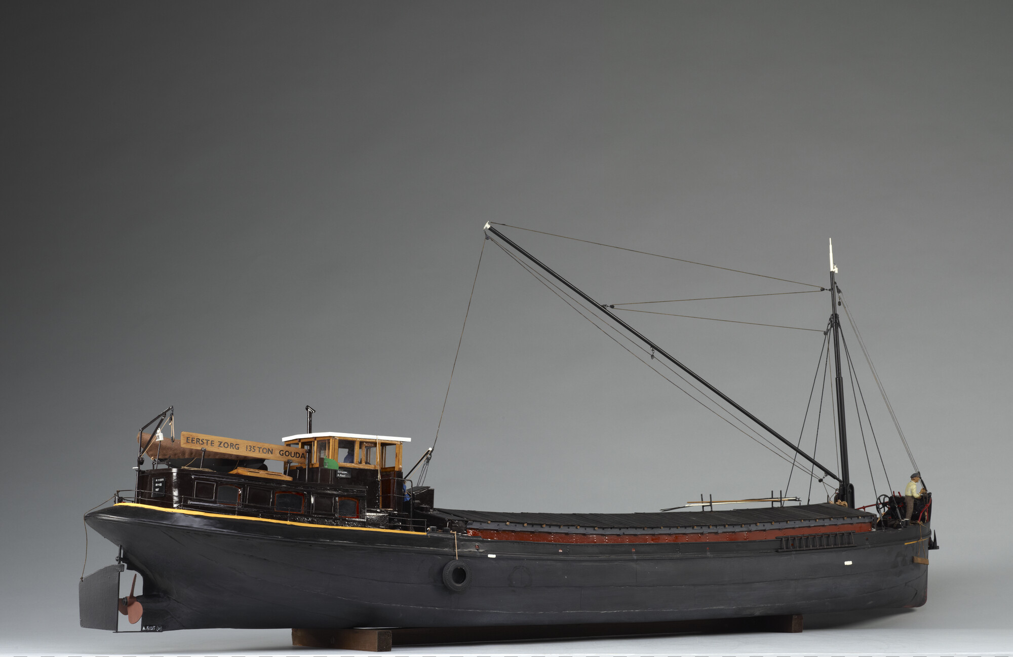 A.5135(01); Model van het luxe motorvrachtschip Eerste Zorg; scheepsmodel