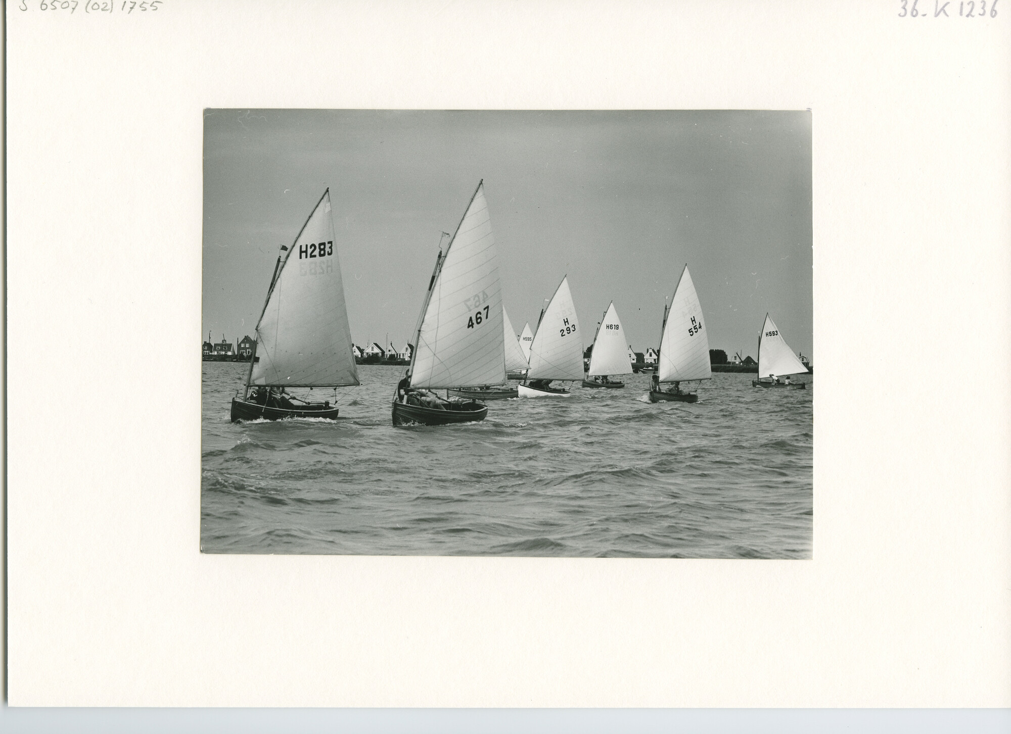 S.6507(02)1755; Zwart-wit foto van twaalfvoetsjollen op het Buiten IJ; foto