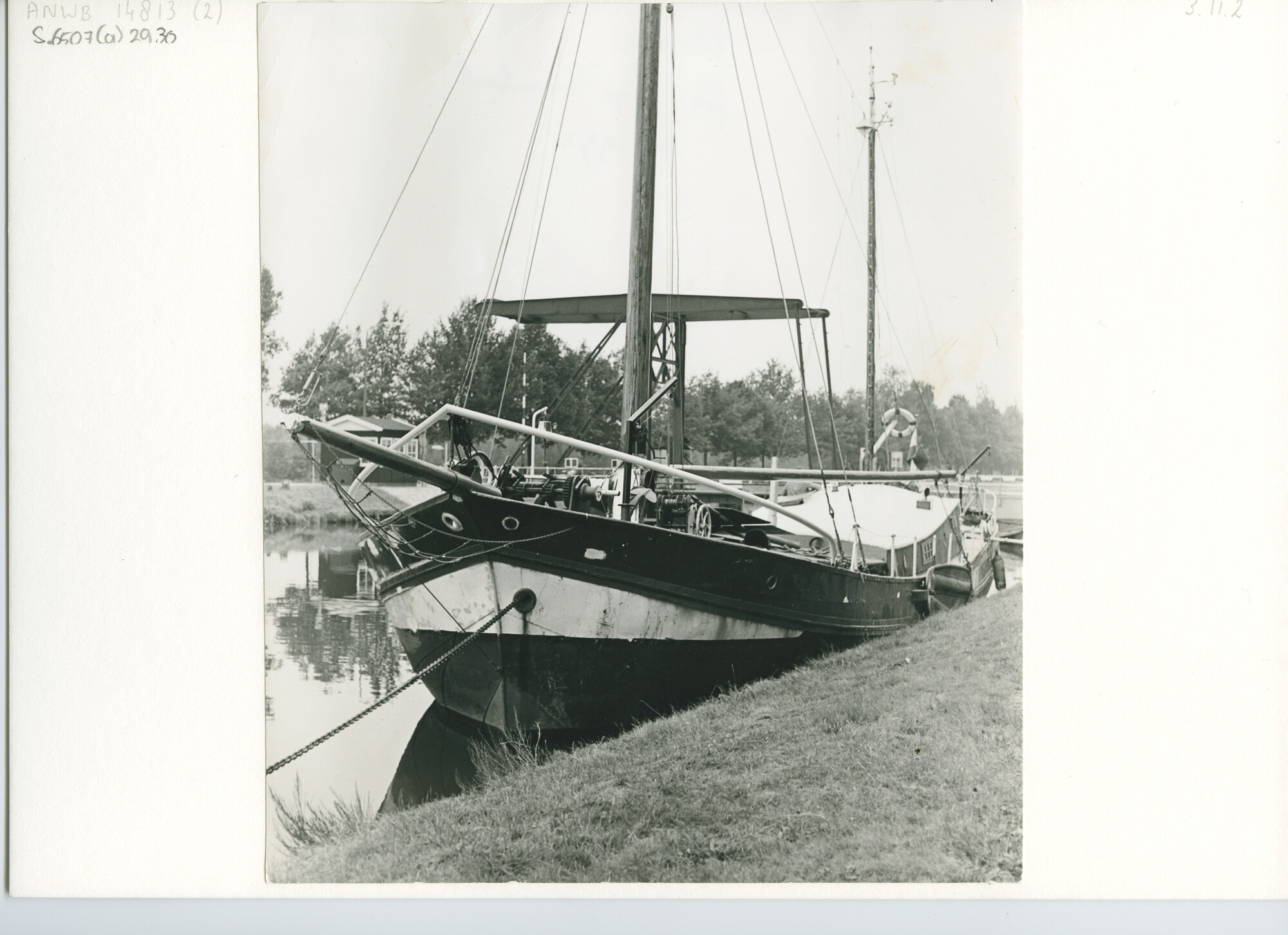 S.6507(01)2930; De klipperaak Odin afgemeerd in een kanaal met ophaalbrug op de achtergrond; foto