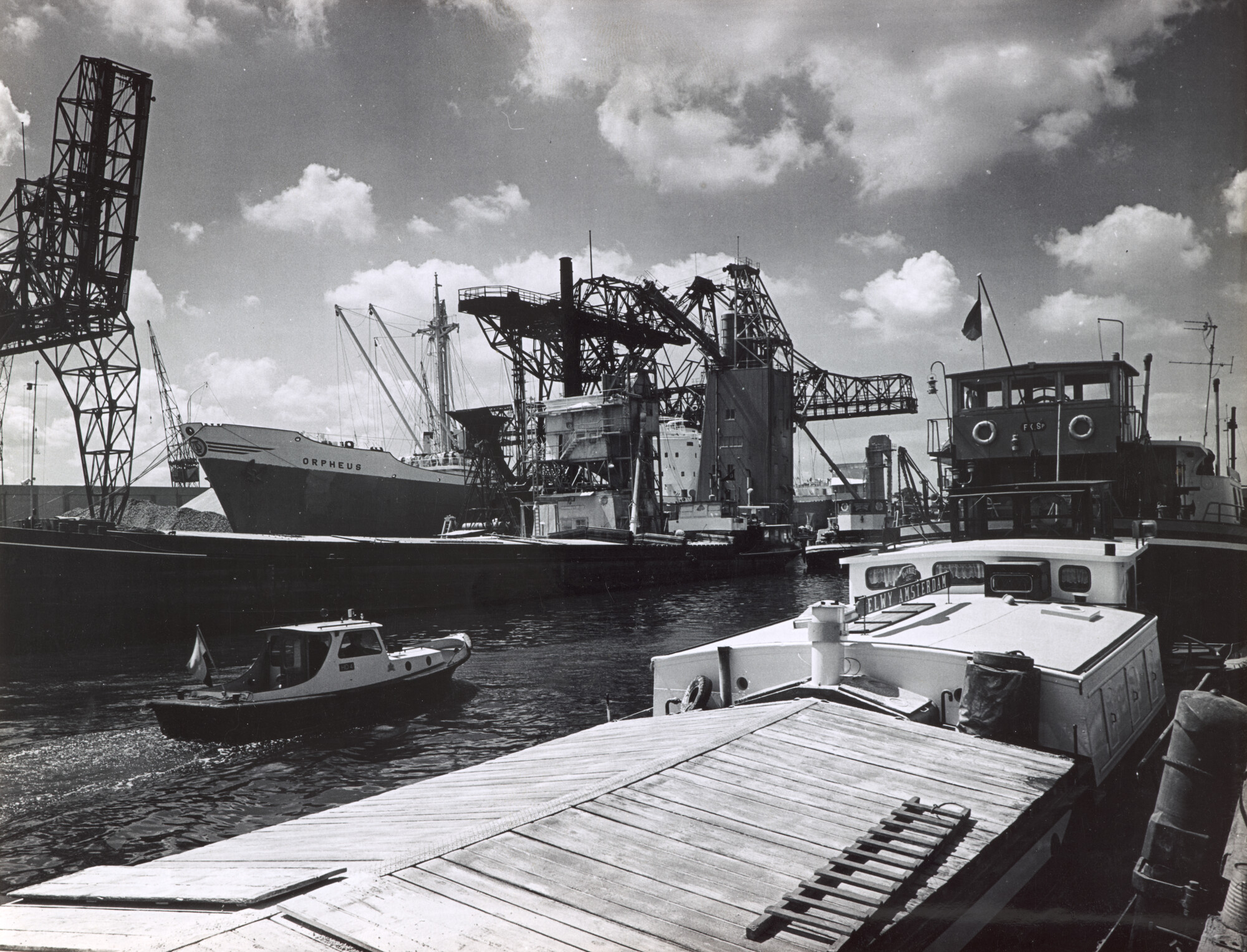 1998.0235; Overslag van steenkool uit het Griekse vrachtschip ms. 'Orpheus' op binnenvaartschepen in de Westhaven te Amsterdam [...]; foto
