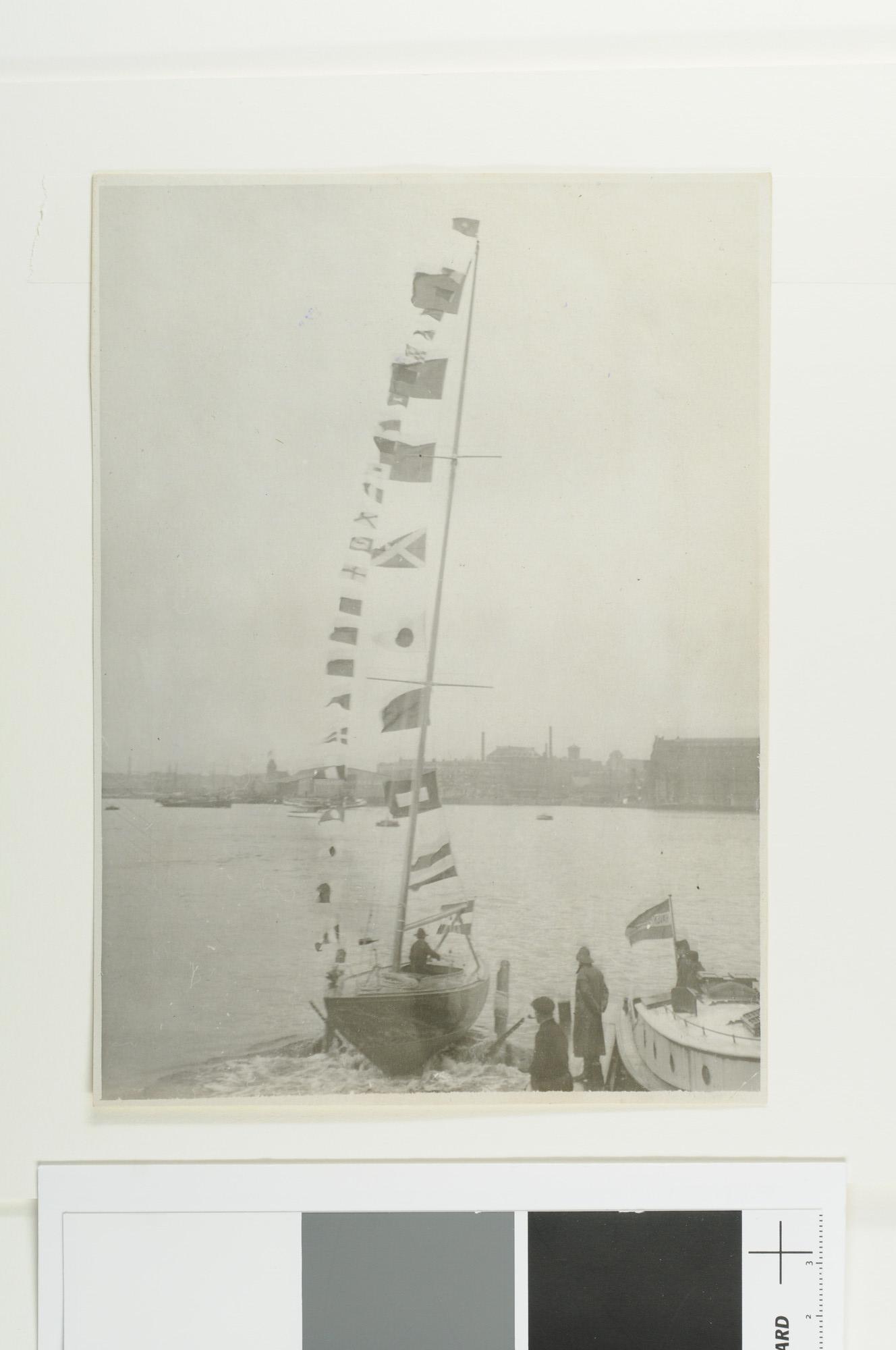 A.5675(62); De tewaterlating van het zesmeter zeiljacht 'Admiraal de Ruyter' bij de; foto