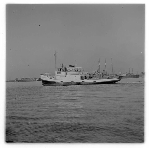 S.5219(12)0591a; Negatieven van de haven & zeesleepboot 'Flamingo' gebouwd op de helling van de Arnhemsche Stoomsleephelling Maatschappij (ASM); negatief
