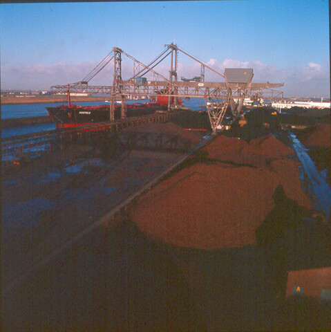 S.9100(8158); Ertsoverslag in haven Amsterdam; diapositief
