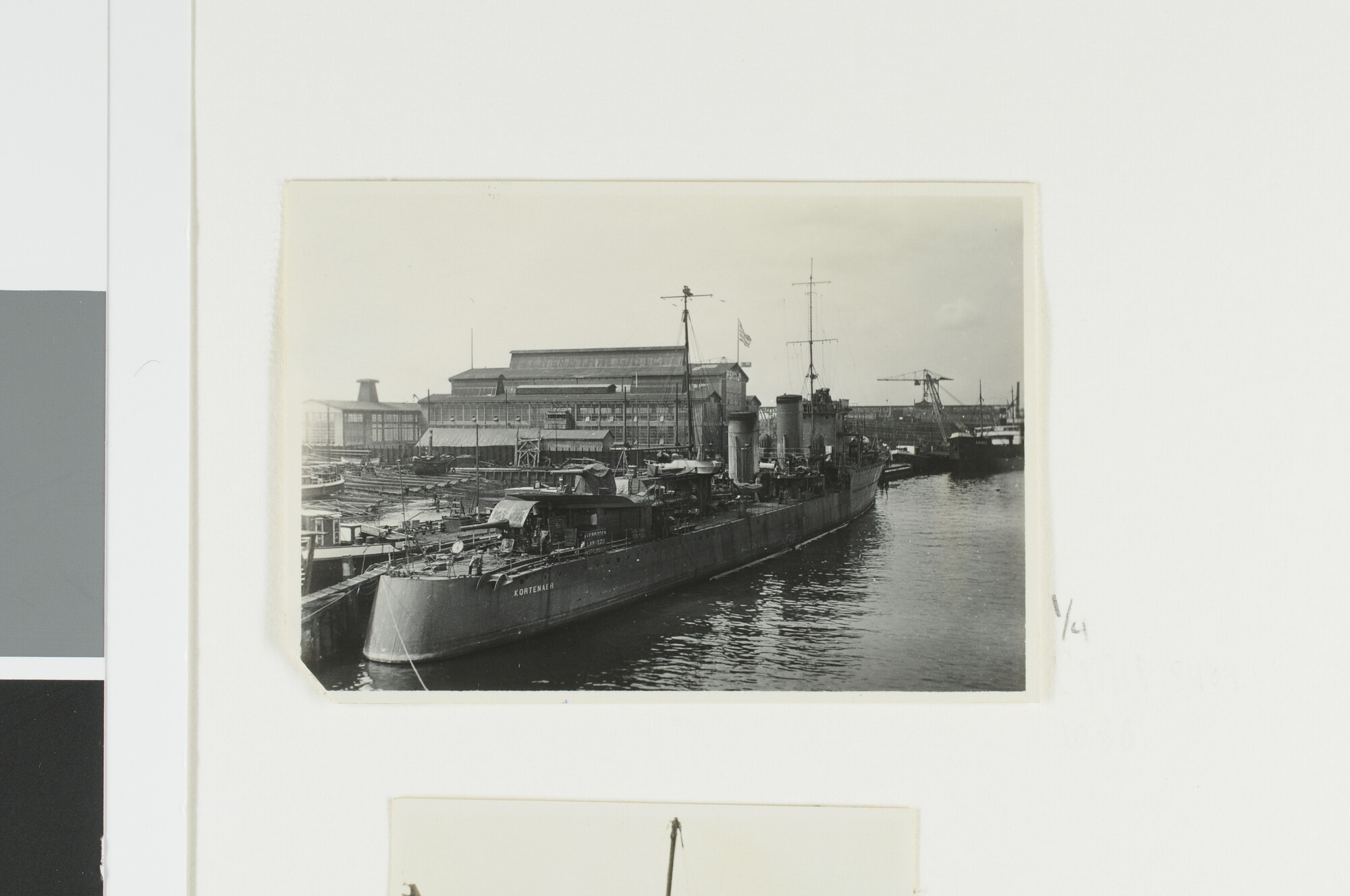 A.2867(03)012; De torpedobootjager Hr.Ms. 'Kortenaer' afgemeerd in de haven van Rotterdam; fotoreportage