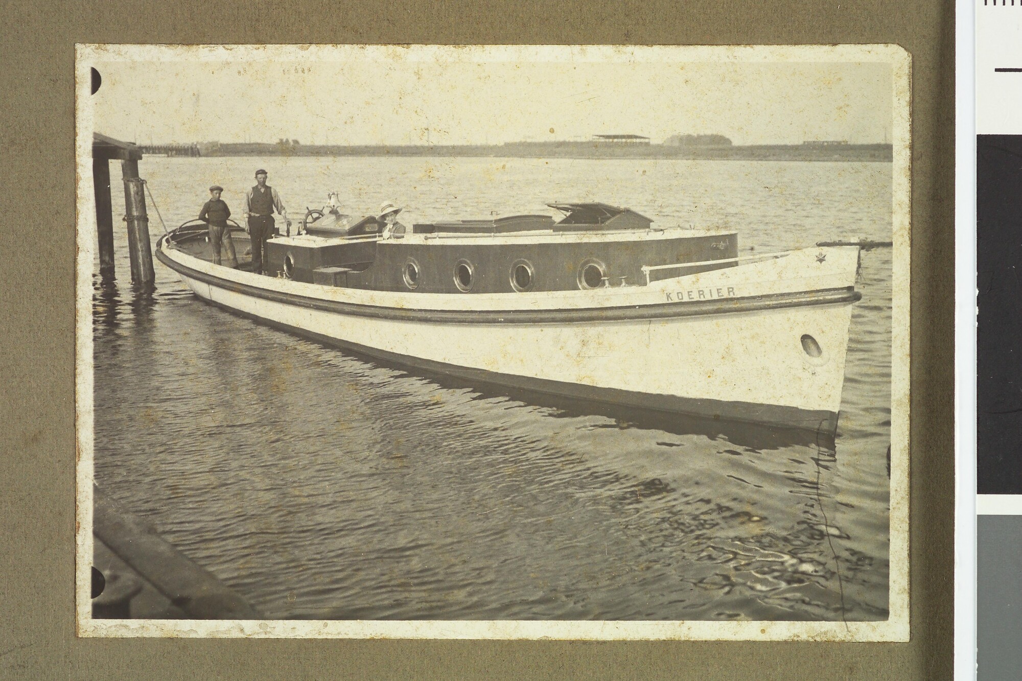 S.7166(32); Het motorjacht 'Koerier'; foto