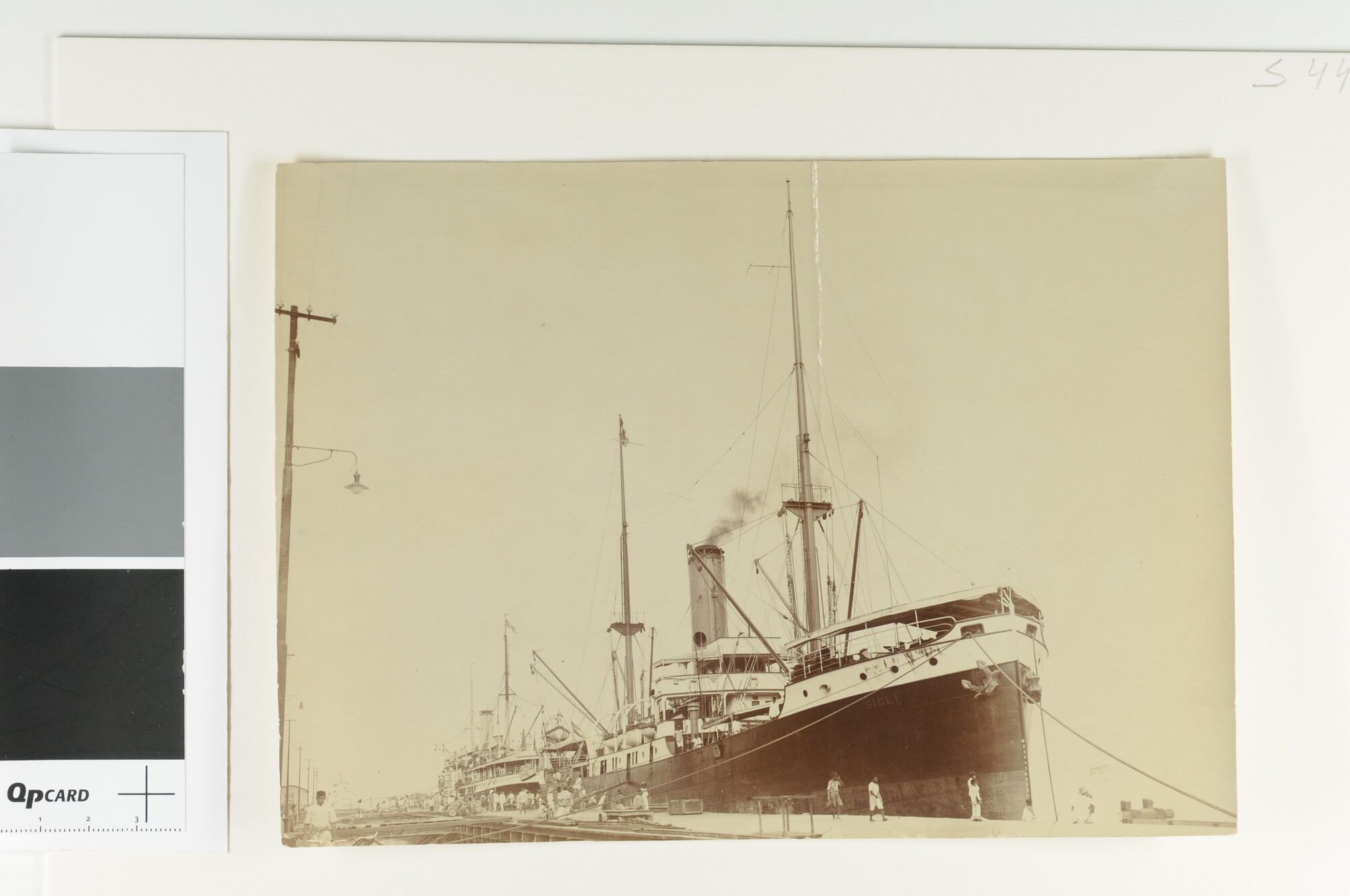 S.4426(025); Het ss. 'Sigli' afgemeerd aan de kade te Makassar; foto