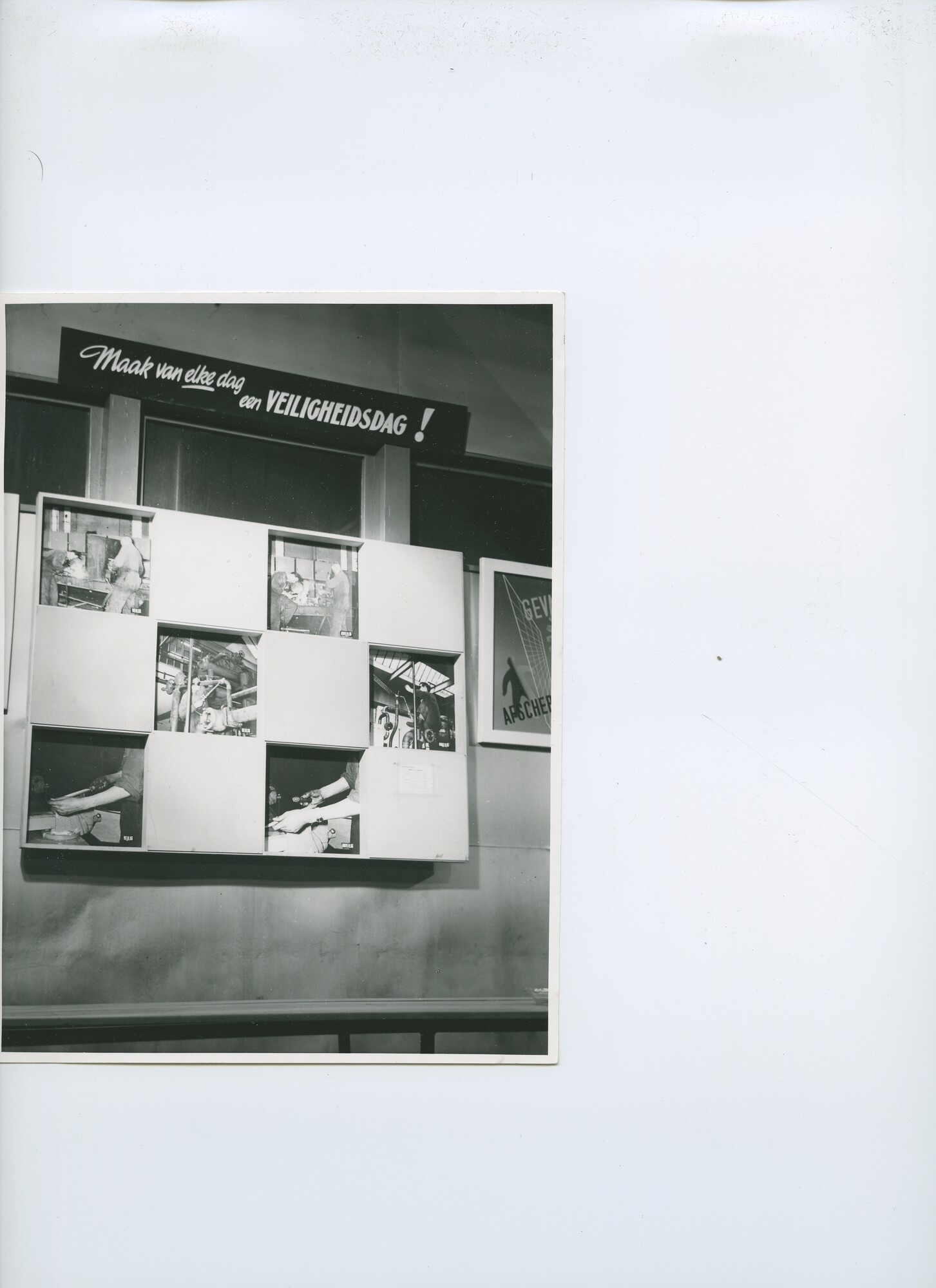 S.5621(01)1025; Foto van veiligheidstentoonstelling op de Oranjewerf.; foto