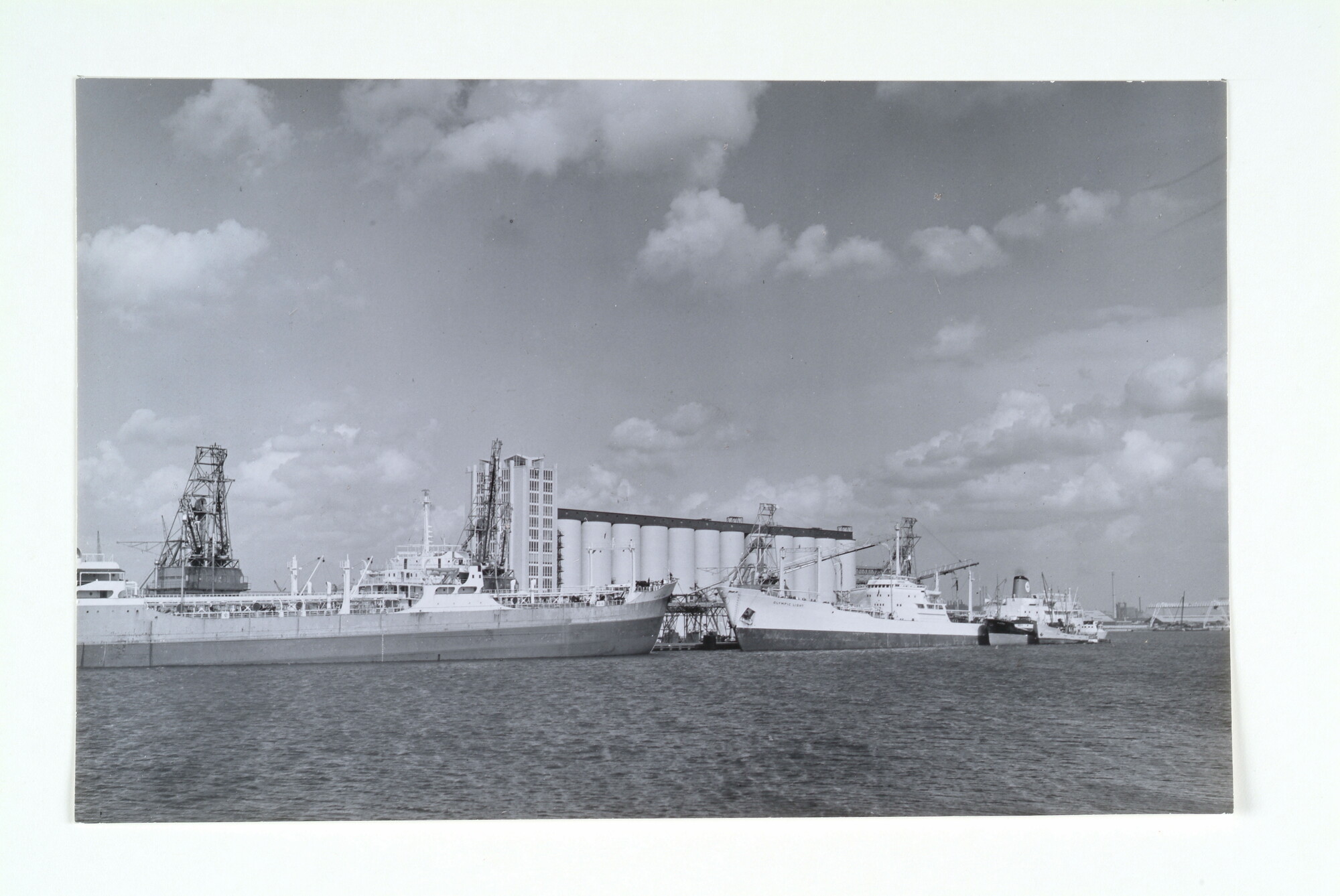 1998.0200; Graanoverslag in haven Amsterdam (IGMA); foto