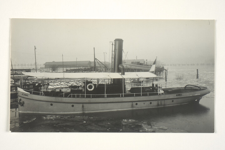 S.5219(12)0490; Het gewestelijk vaartuig ss. 'Jeanne' van het Ministerie van Koloniën ligt afgemeerd bij de ASM bakboordaanzicht; foto