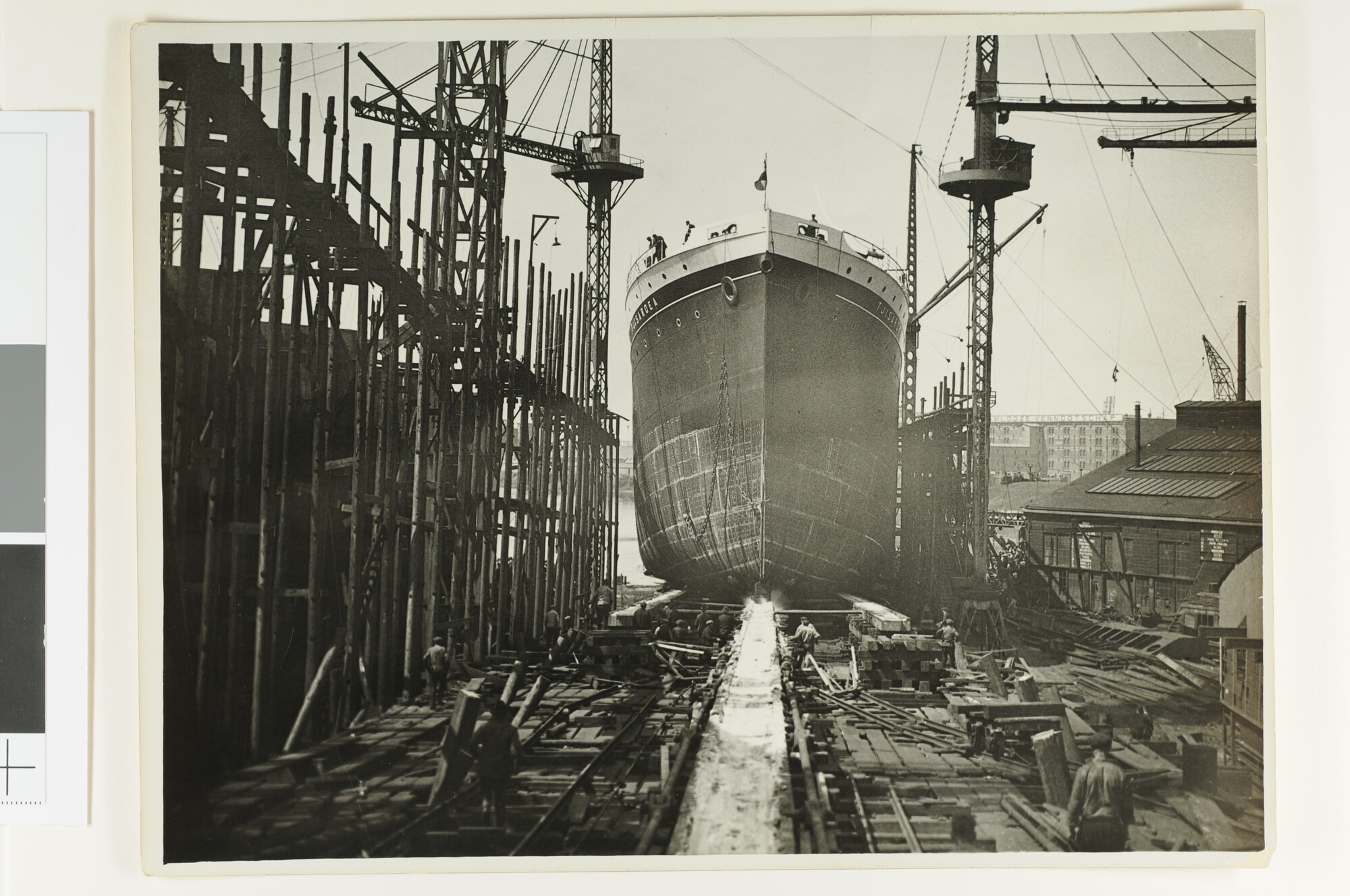 A.5675(54); De tewaterlating van het vracht-passagiersschip ss. 'Tjisaroea' van de; foto