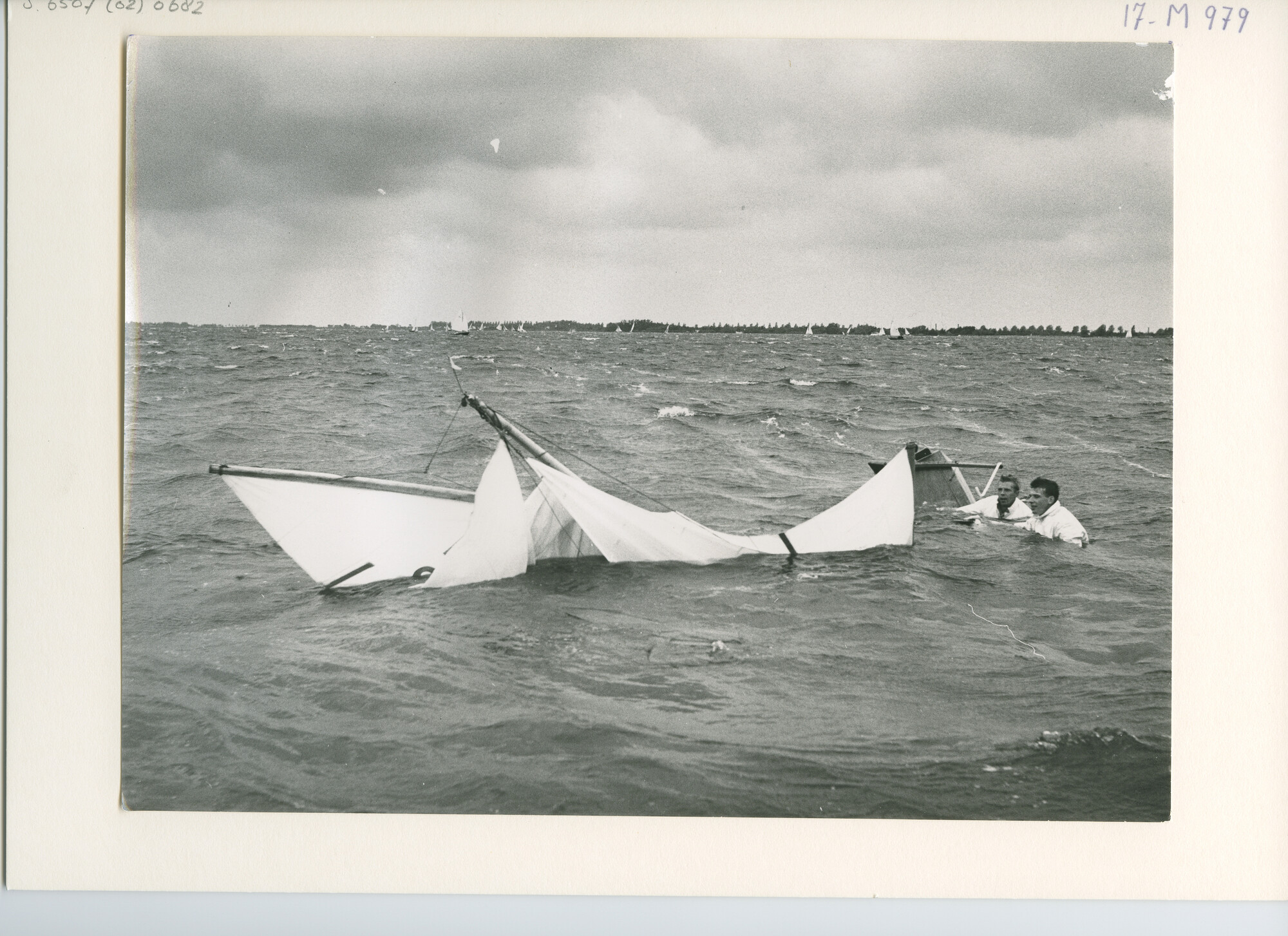S.6507(02)0682.01; Zwart-wit foto van een omgeslagen Vrijheid op de Westeinderplassen en de Vrijheidsklasse op de Loosdrechtse Plassen; foto