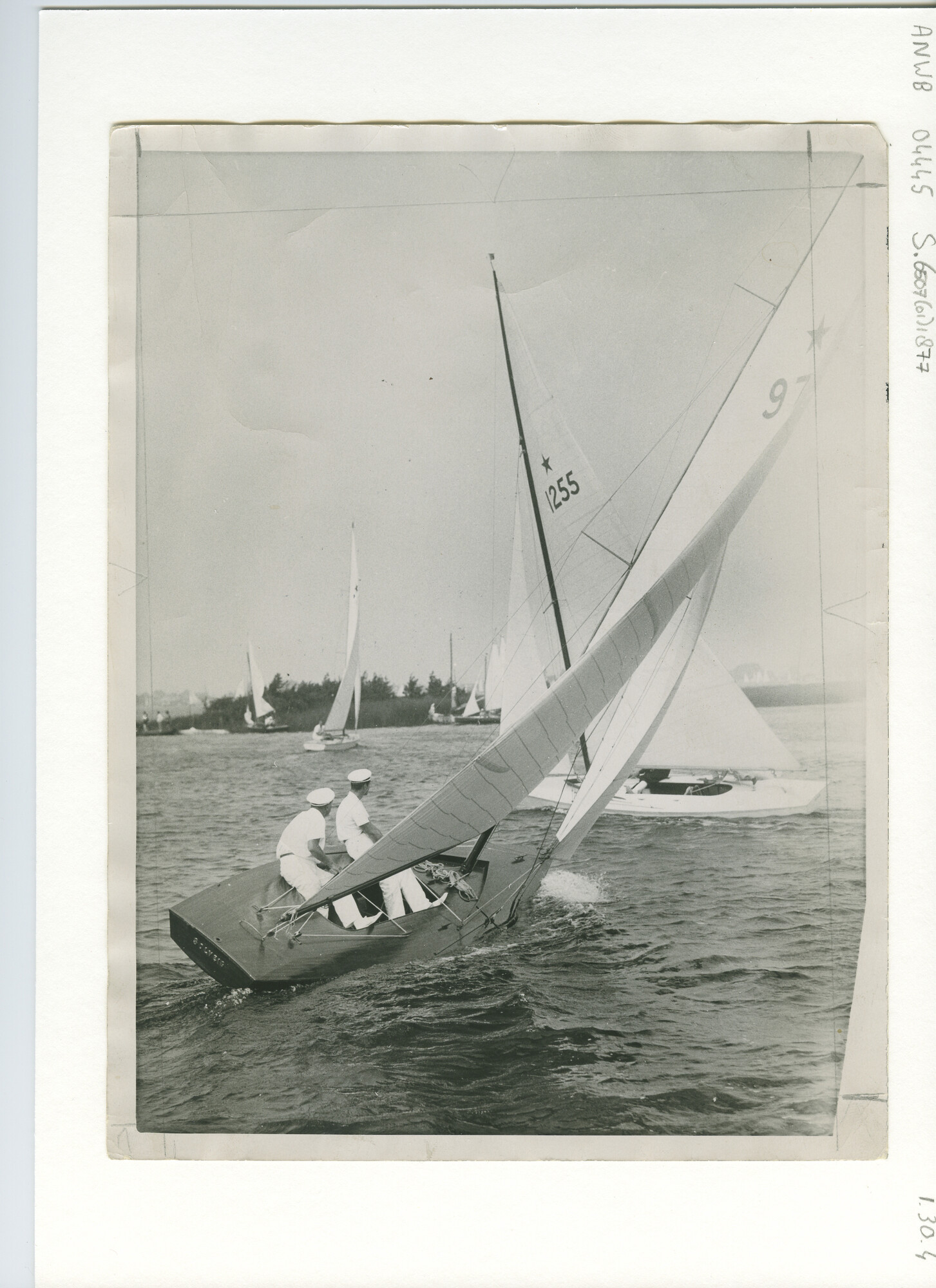 S.6507(01)1877; Foto van internationale zeilwedstrijden op de Loosdrechtse Plassen, ter gelegenheid van het jubileum van de Holland Week 1937.; foto