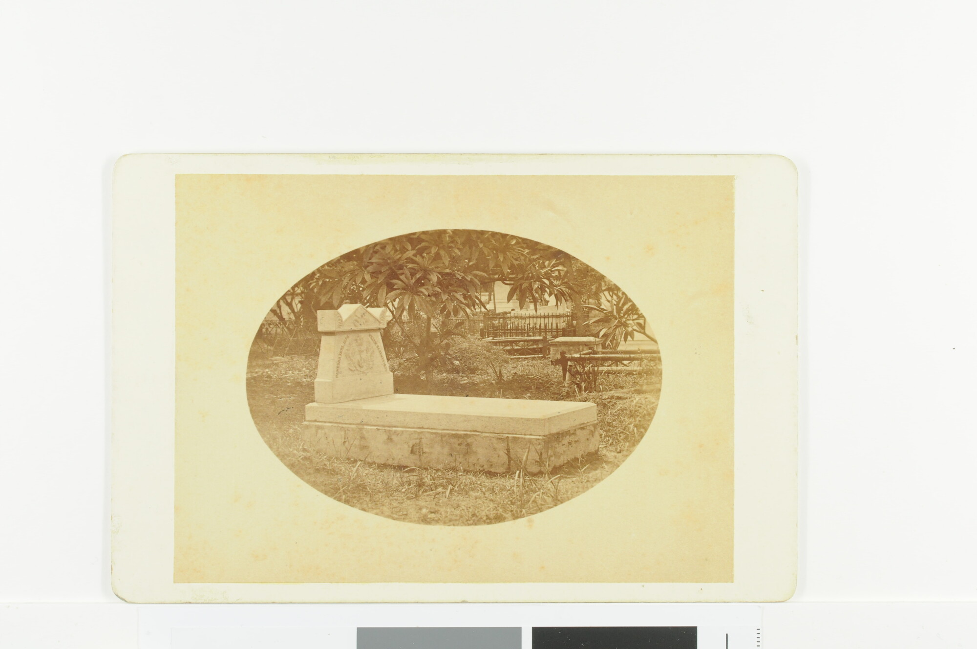 S.0872(05); Het graf van luitenant ter zee L.R. Koolemans Beijnen te Makassar (Celebes); foto