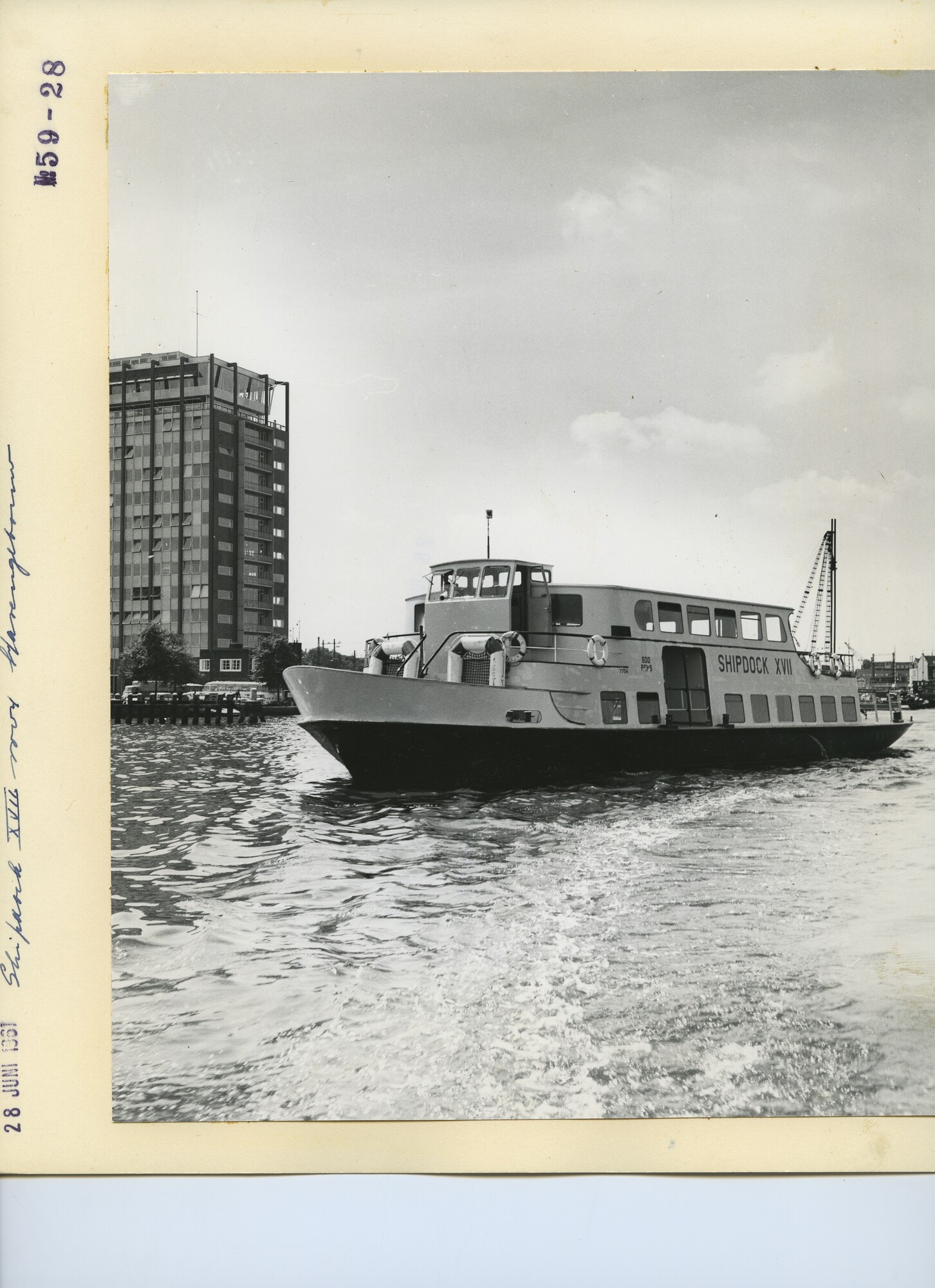 S.5444(3736)1; Foto van de personeelsboot Shipdock XVII en Shipdock XVIII; foto