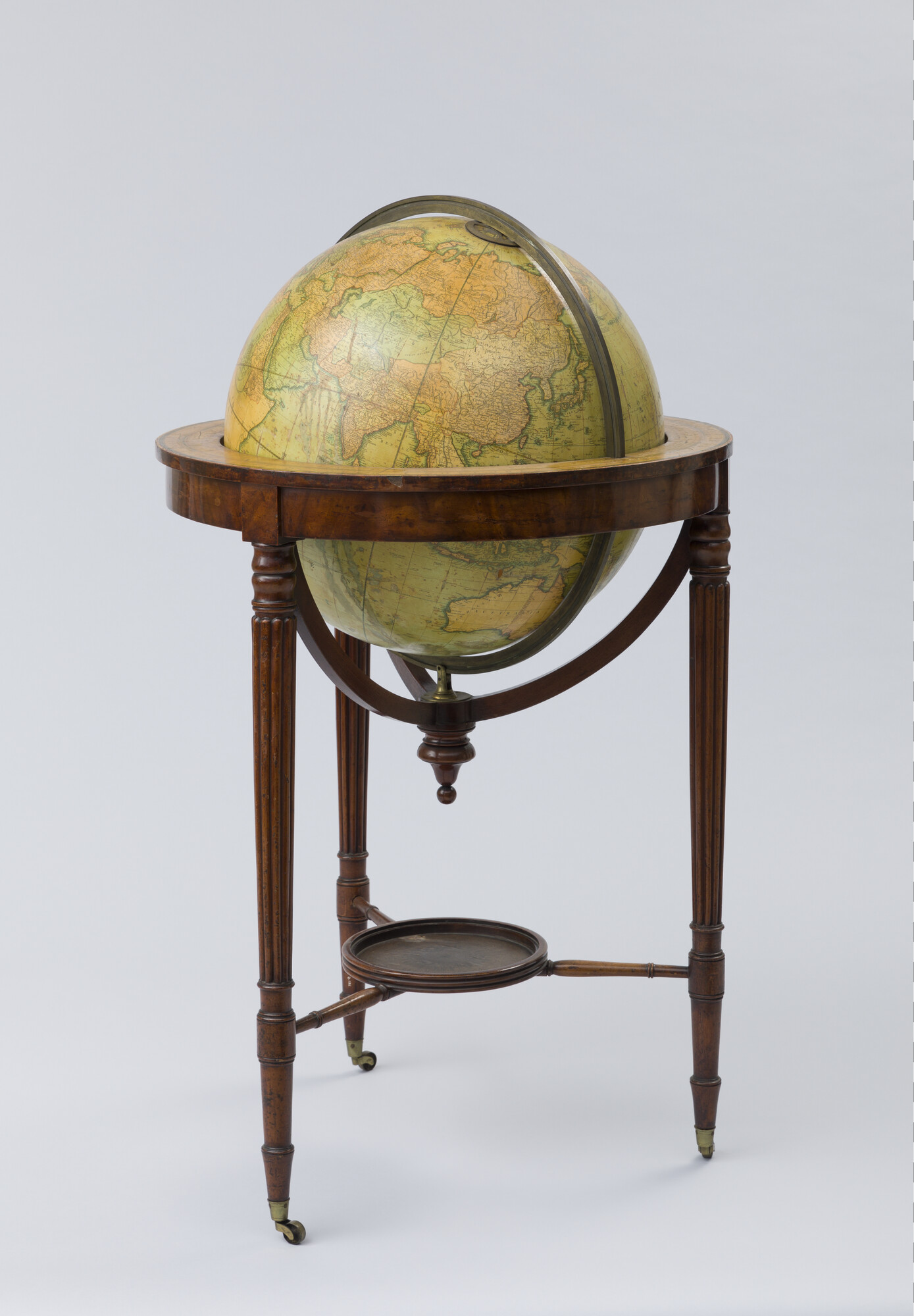 A.0145(025)15; Aardglobe van 53,5 cm. in doorsnede door John en William Cary, 1815, in de verbeterde uitgave van 1828; globe