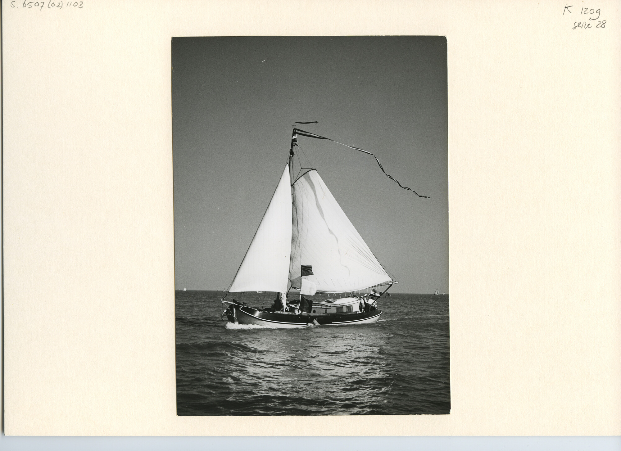 S.6507(02)1103.02; Zwart-wit foto van de reunie van ronde en platbodemjachten te Hoorn bijde viering van het 600-jarig bestaan van de stad; foto