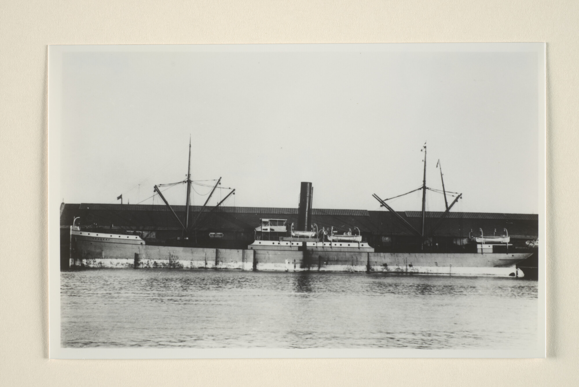 1995.5142; Het vrachtschip ss. Besoeki van de Rotterdamsche Lloyd afgemeerd aan een kade; foto