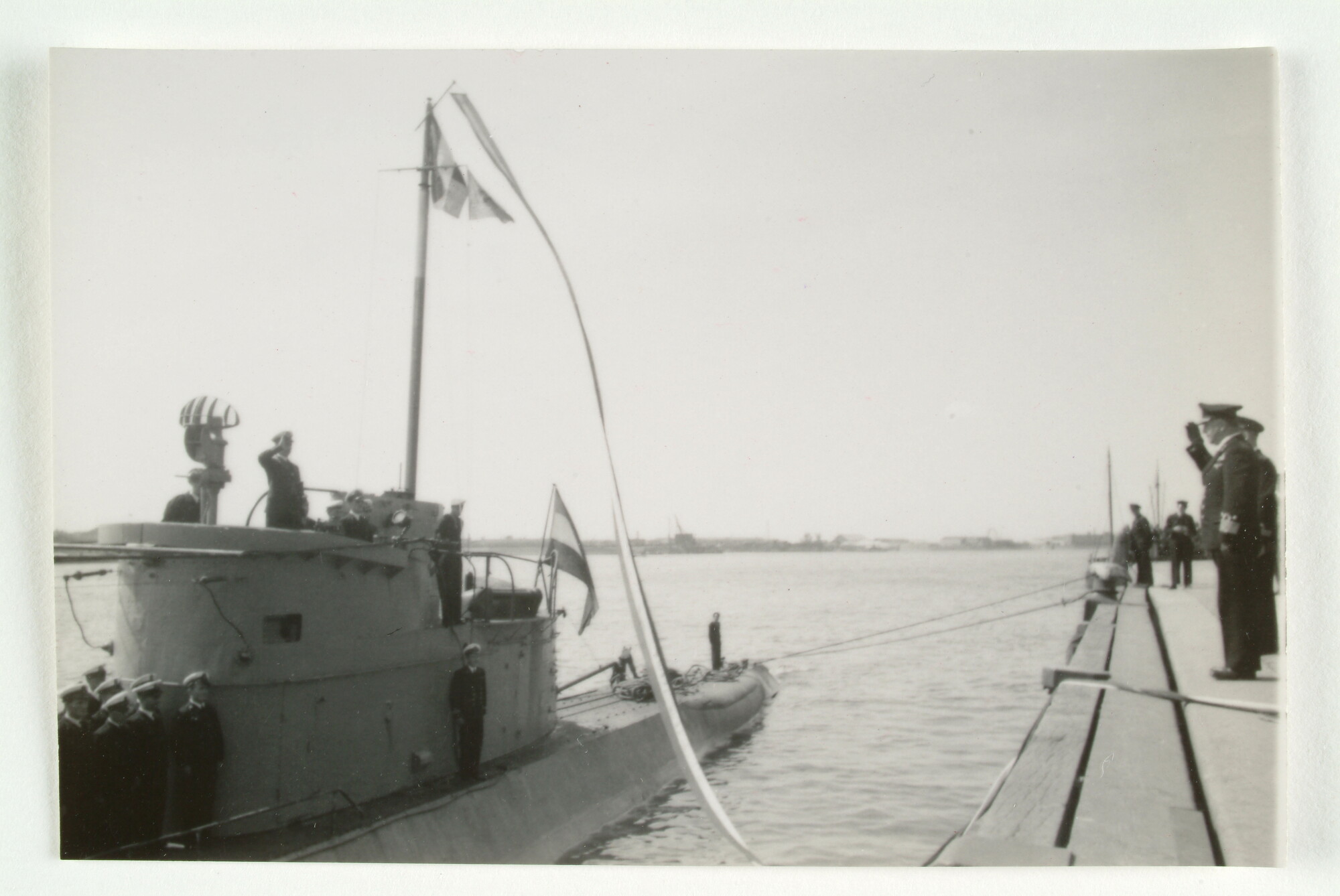 2003.1082; Vier foto's van de aankomst van de onderzeeboot 'O 21' in Rotterdam, 1946; fotoreportage