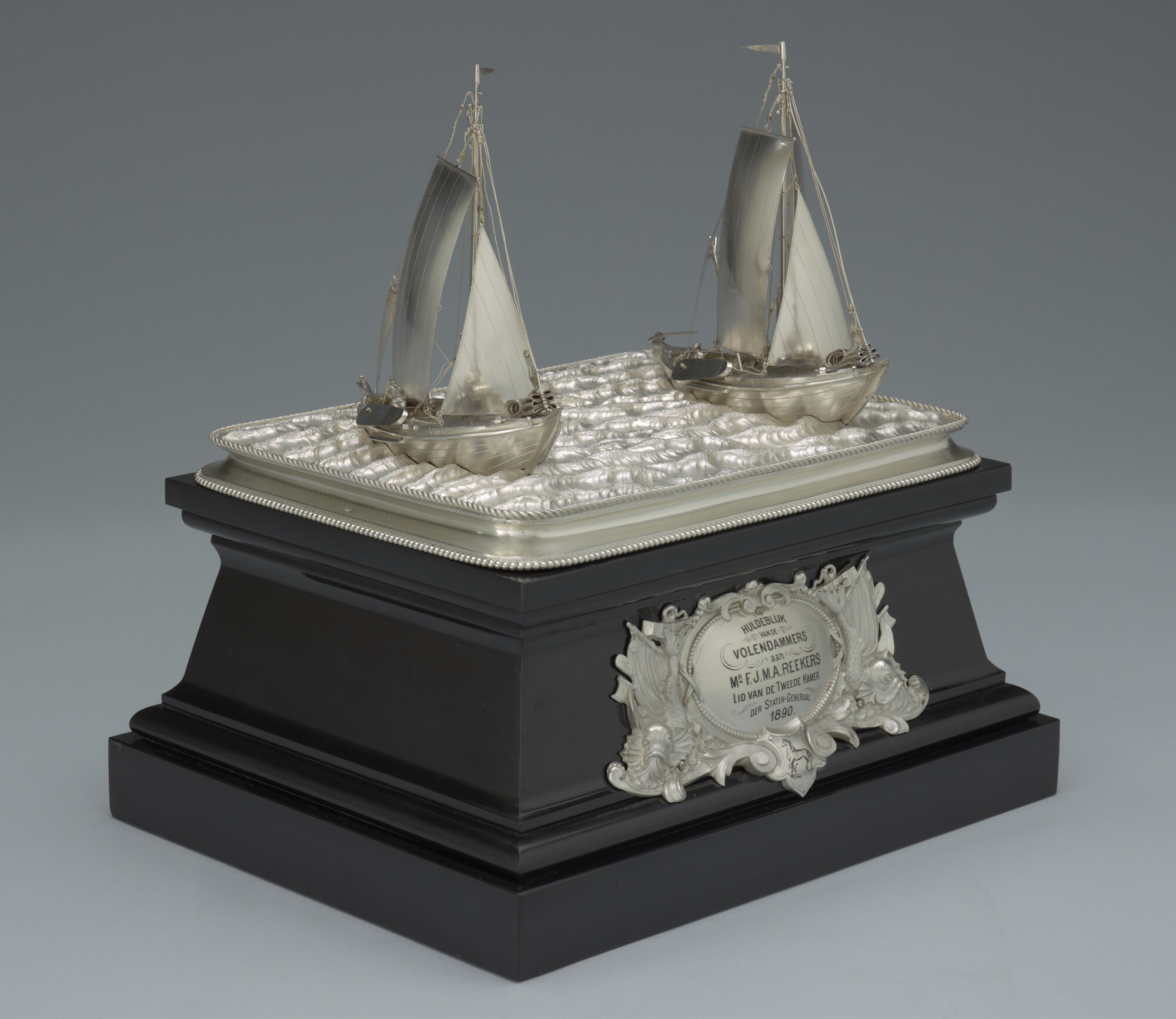 B.0126; Zilveren model van in span varende botters; scheepsmodel